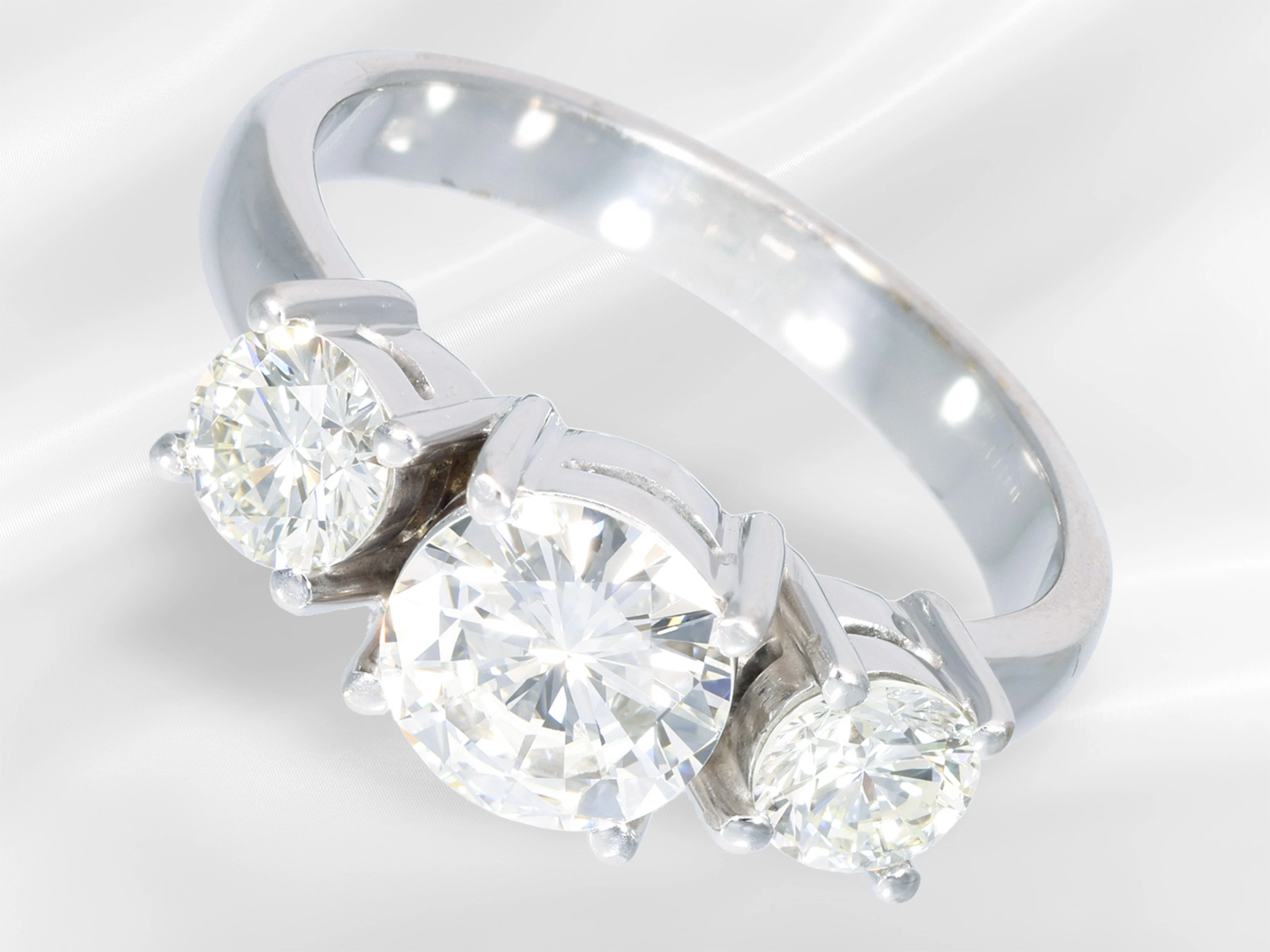 Ring: vintage brilliant-cut diamond goldsmith's ring, ca. 2.6 ct