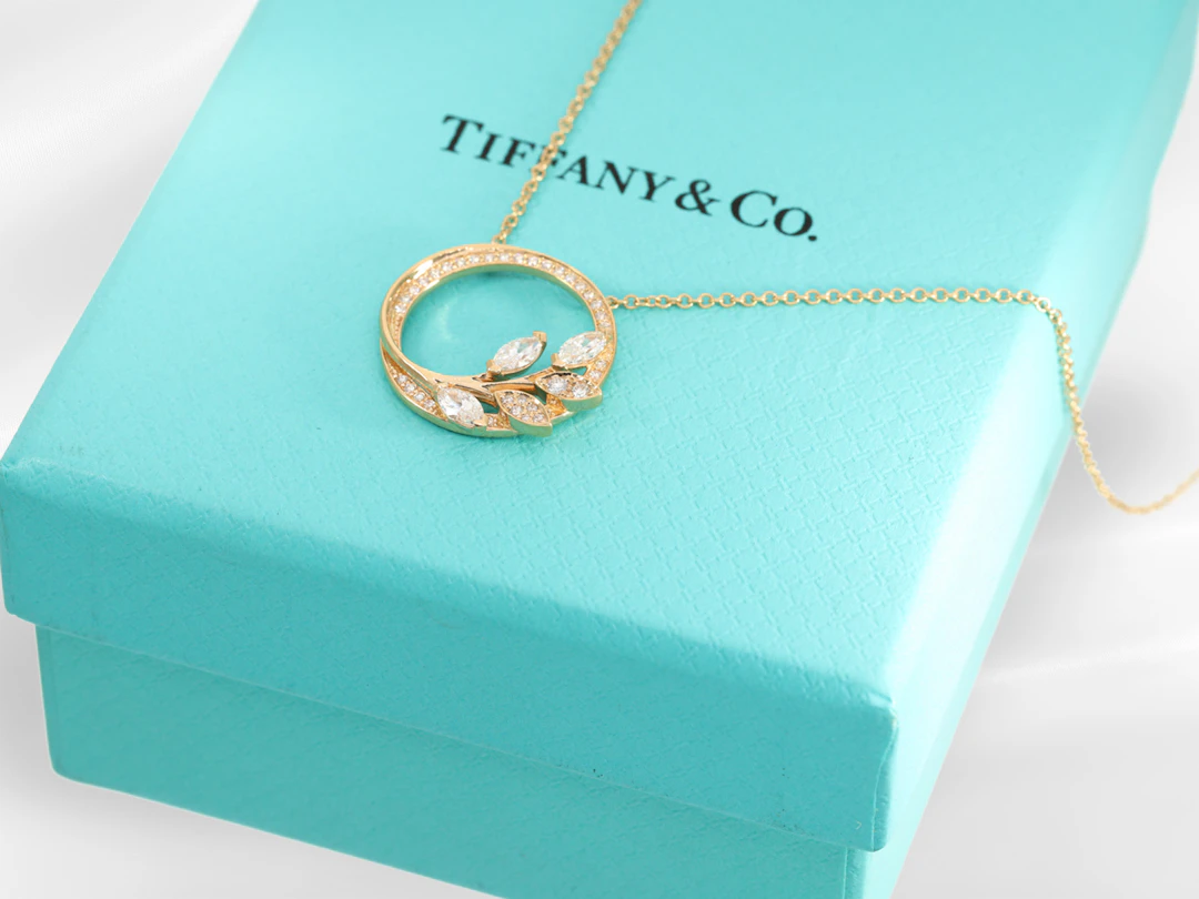 Necklace: luxurious Tiffany diamond necklace, ‘Tiffany & Co Victoria