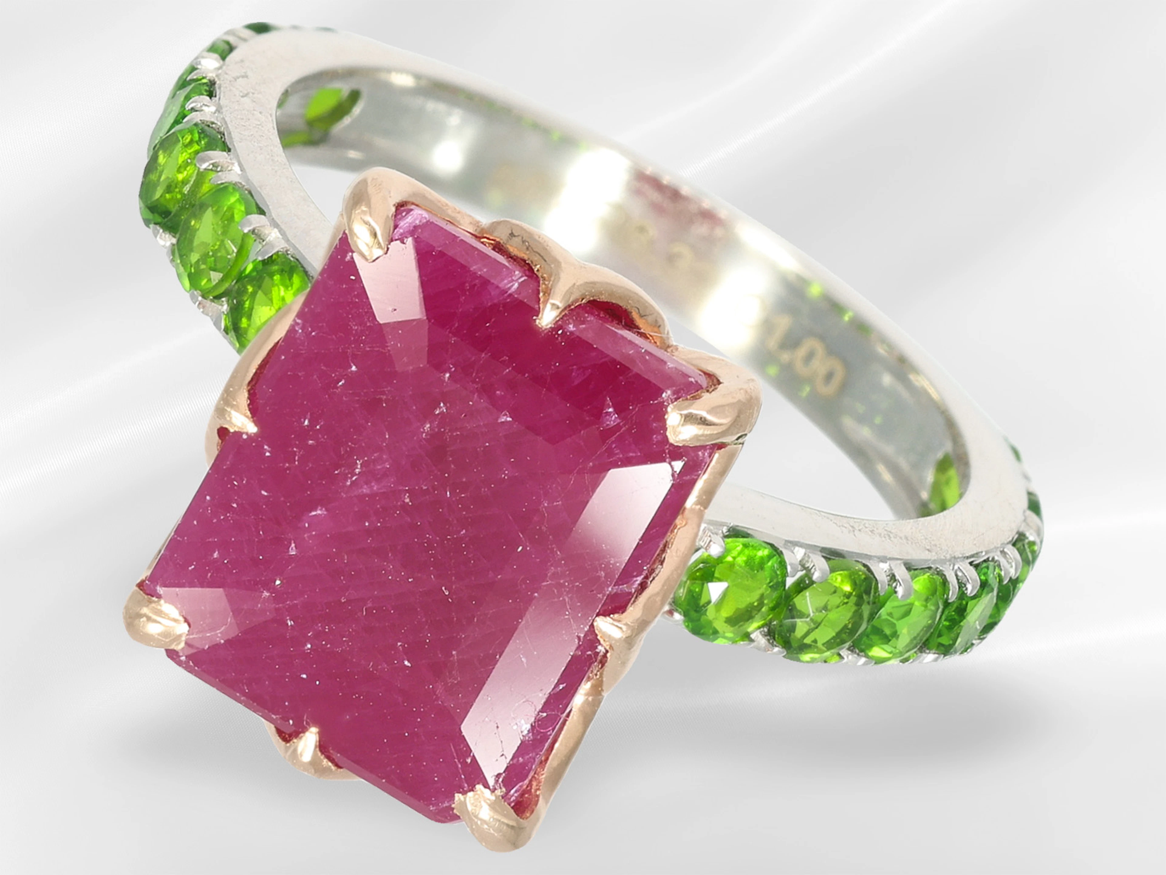 Ring: modern ruby/diopside goldsmith's ring, natural ruby of ca. 6.32
