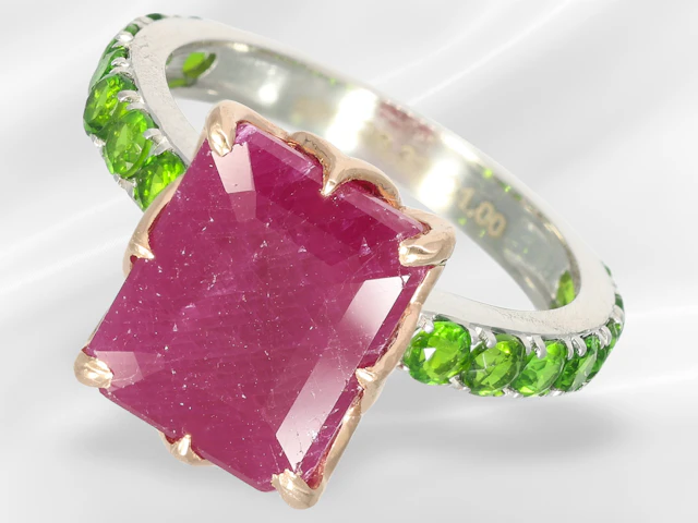 Ring: modern ruby/diopside goldsmith's ring, natural ruby of ca. 6.32