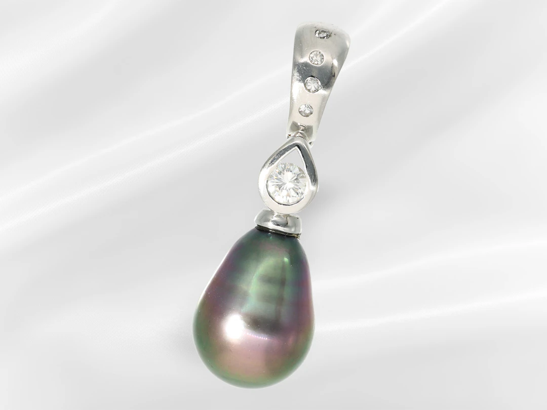Pendant: modern white gold pendant featuring a Tahitian cultured pearl
