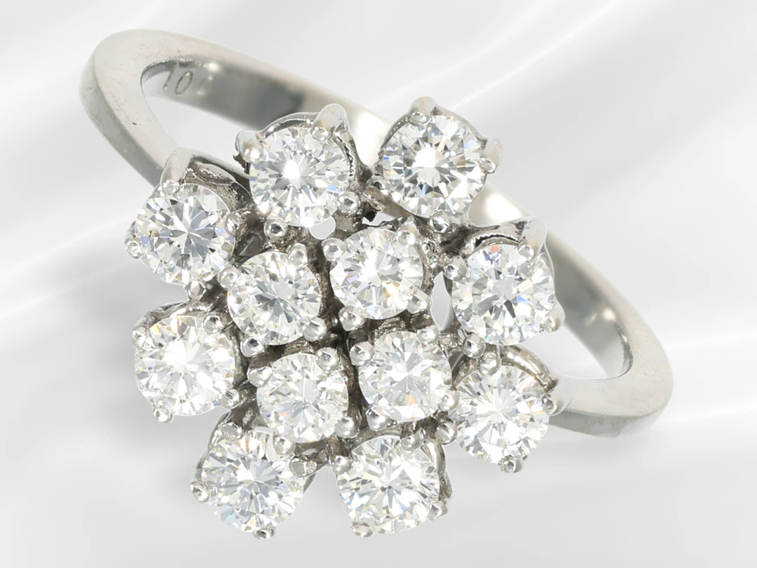 Ring: white gold brilliant-cut flower ring, ca. 1 ct of fine brilliant-cut