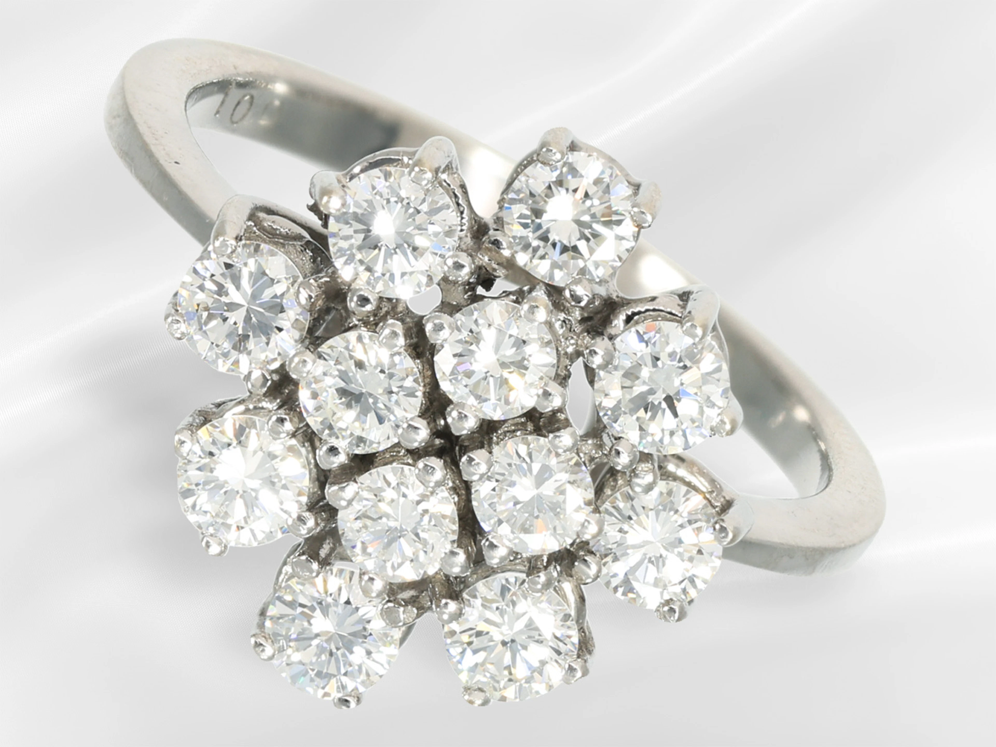 Ring: white gold brilliant-cut flower ring, ca. 1 ct of fine brilliant-cut