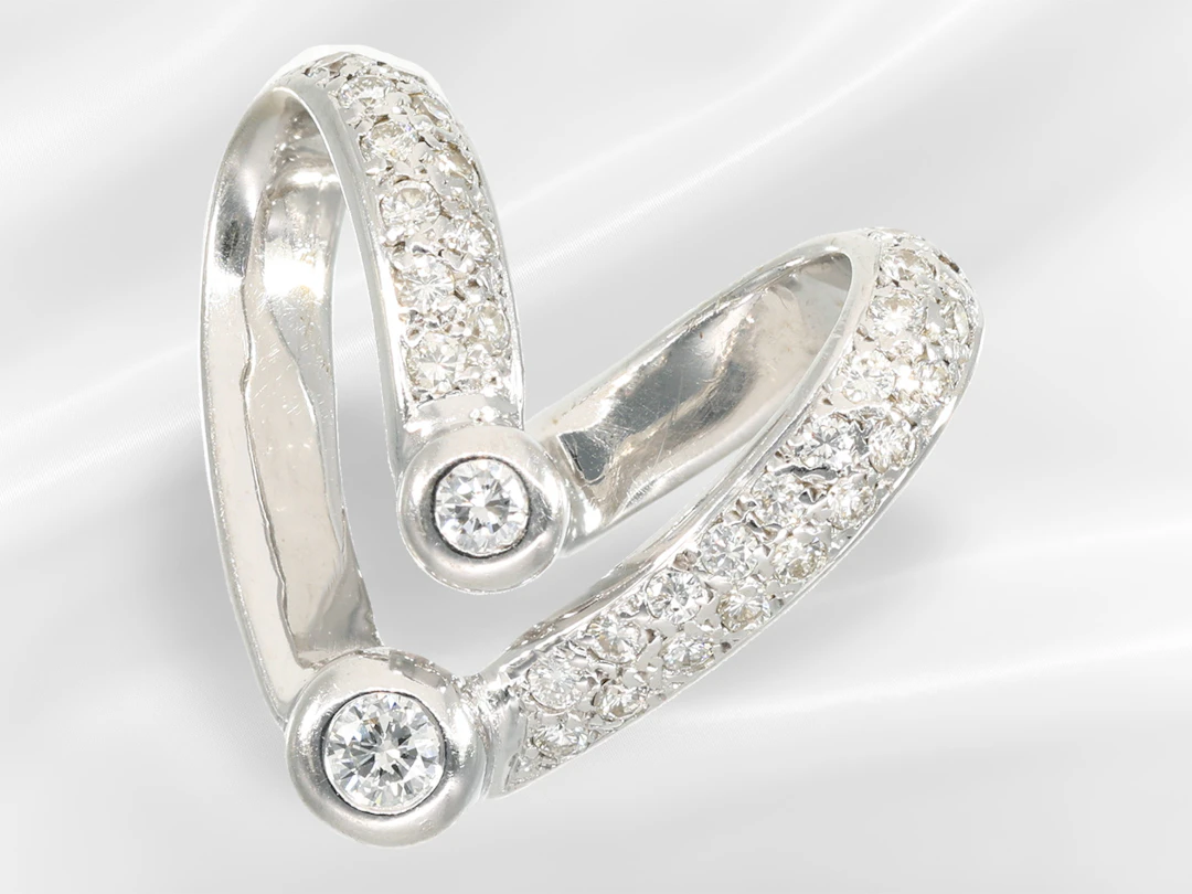 Pendant: modern white gold brilliant-cut diamond jewellery pendant