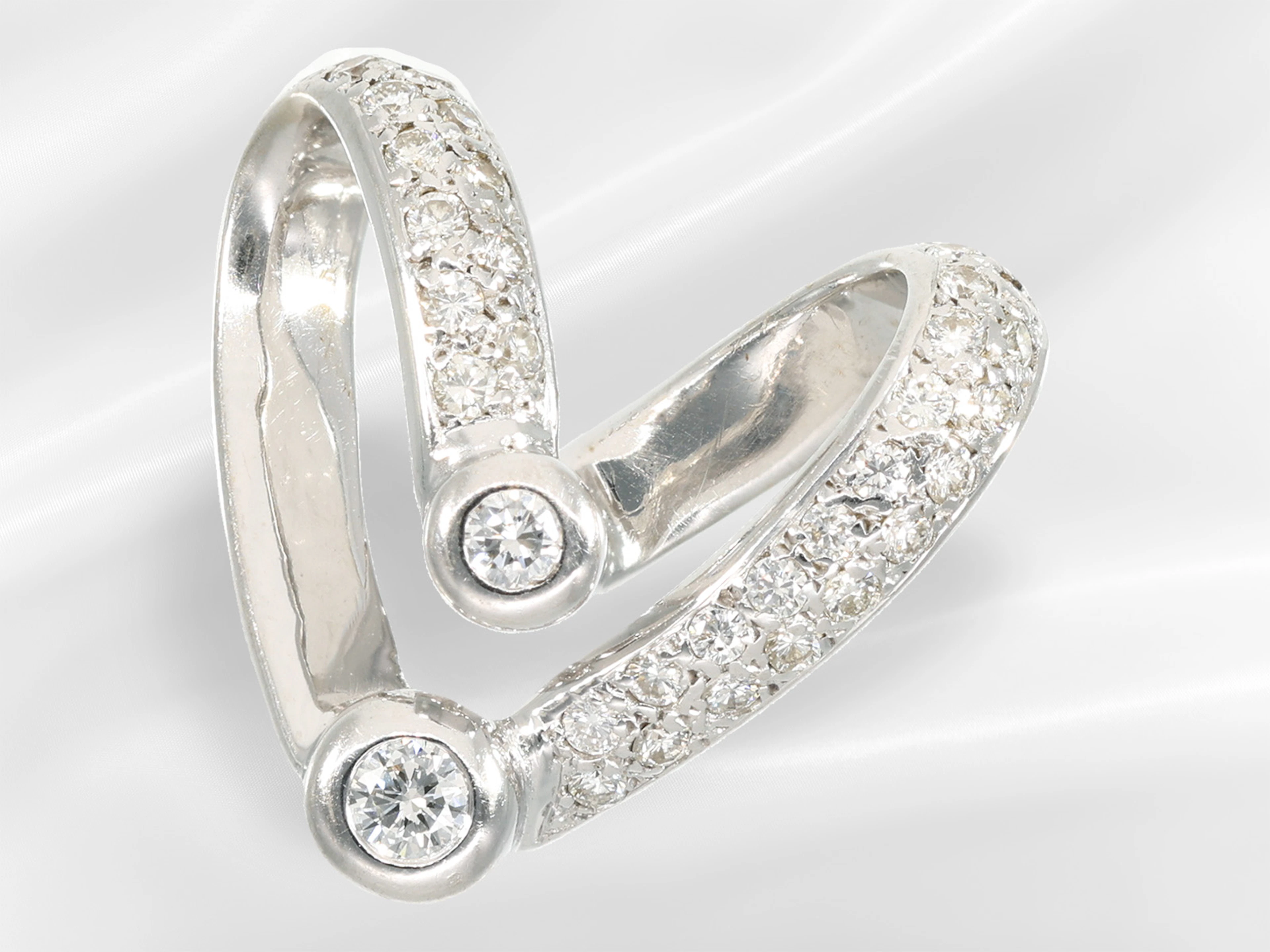Pendant: modern white gold brilliant-cut diamond jewellery pendant
