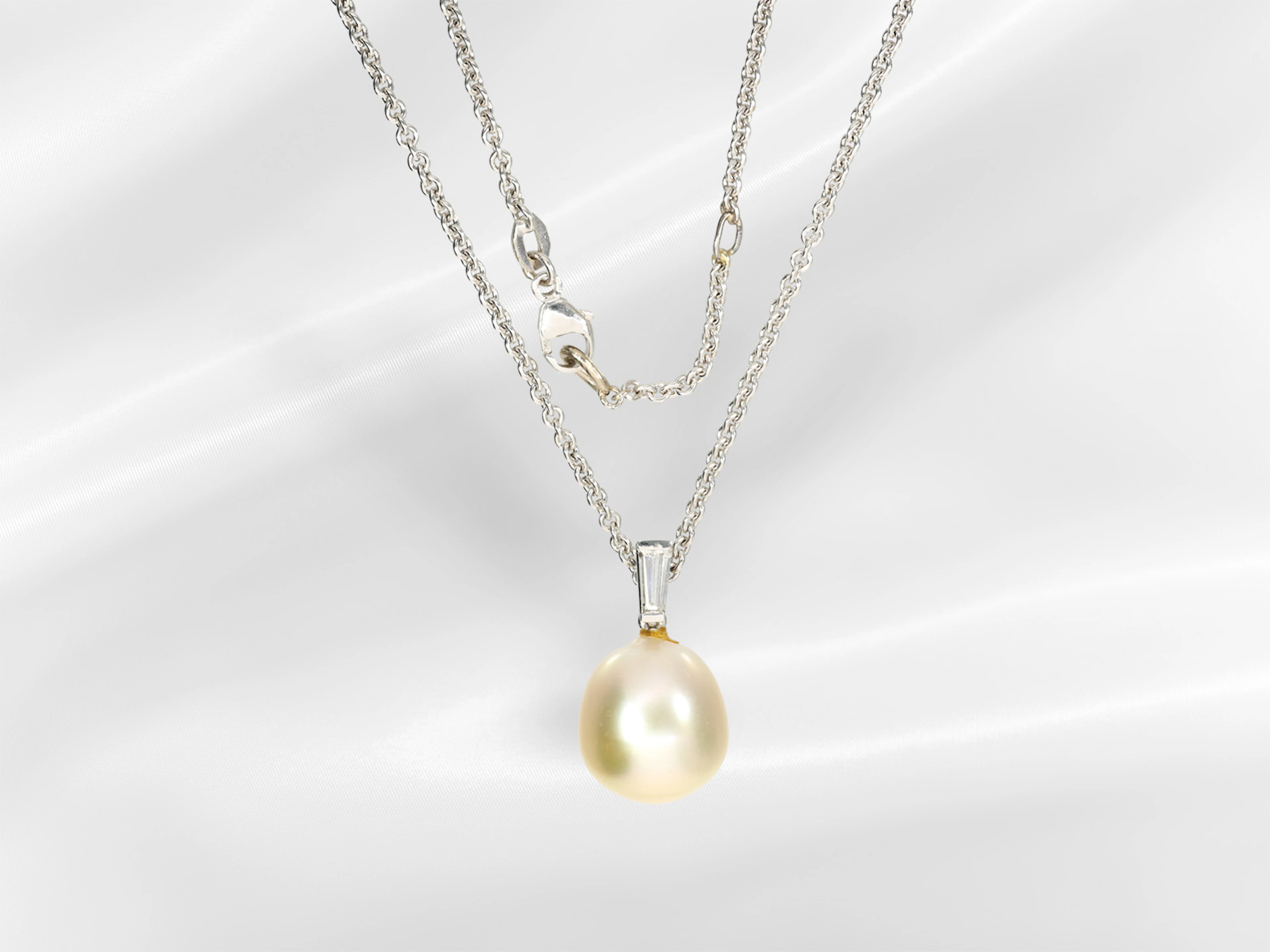 Necklace: white gold anchor chain with a delicate diamond and South