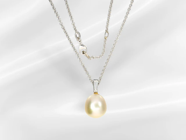 Necklace: white gold anchor chain with a delicate diamond and South