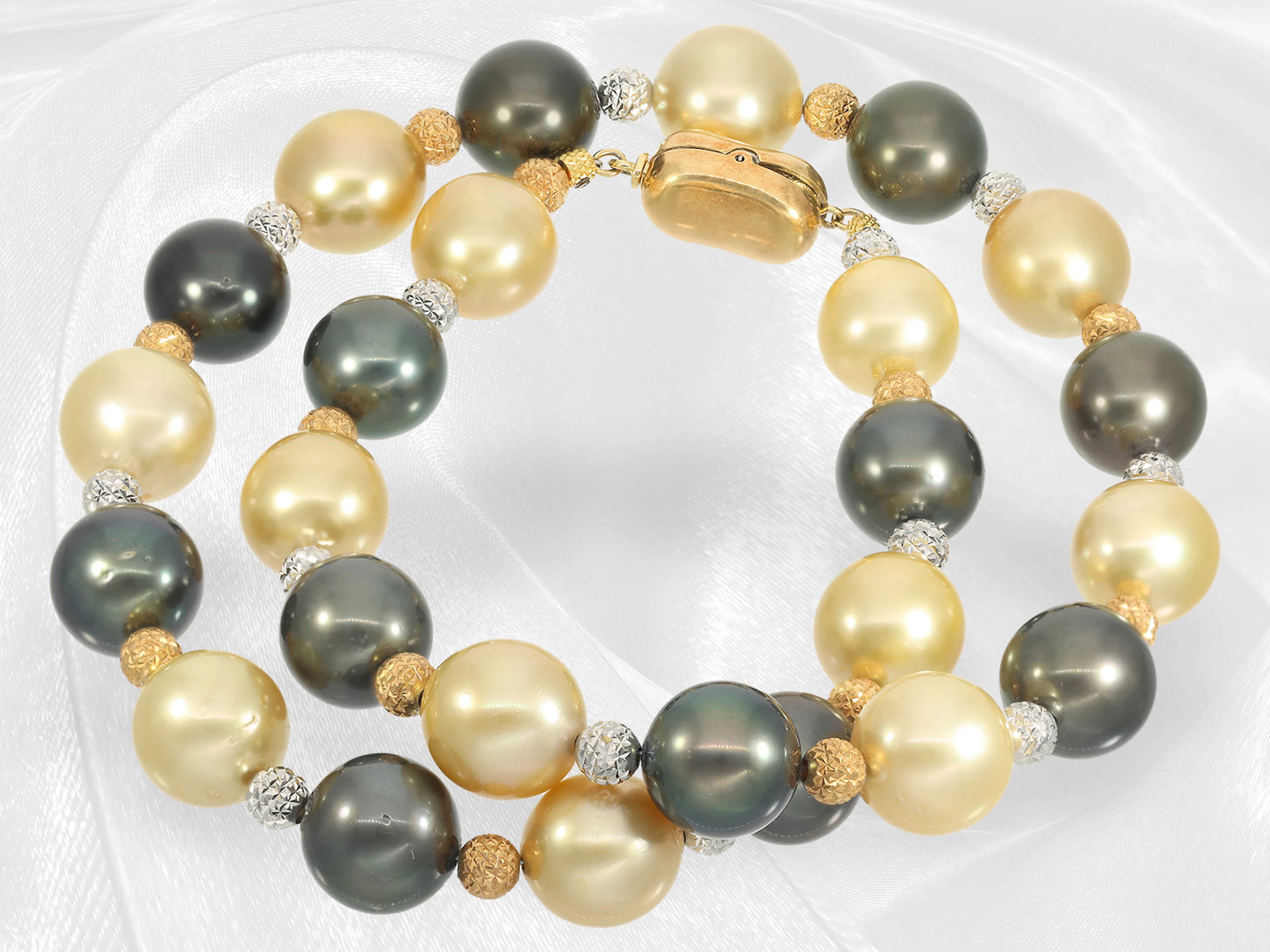 Necklace: A very decorative, high-quality South Sea/Tahiti cultured