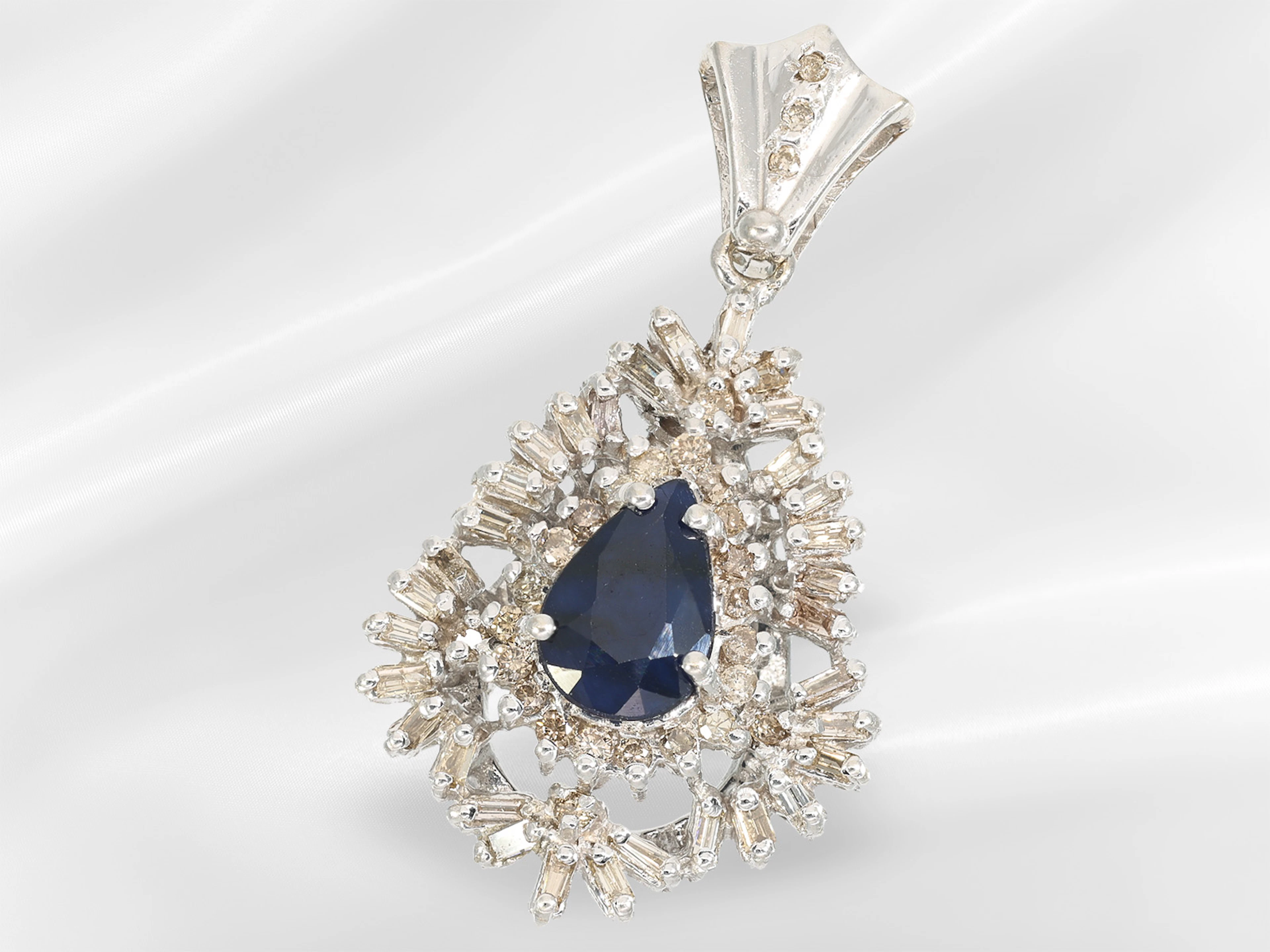 Pendant: vintage white gold sapphire and diamond pendant, ca. 4.7 ct