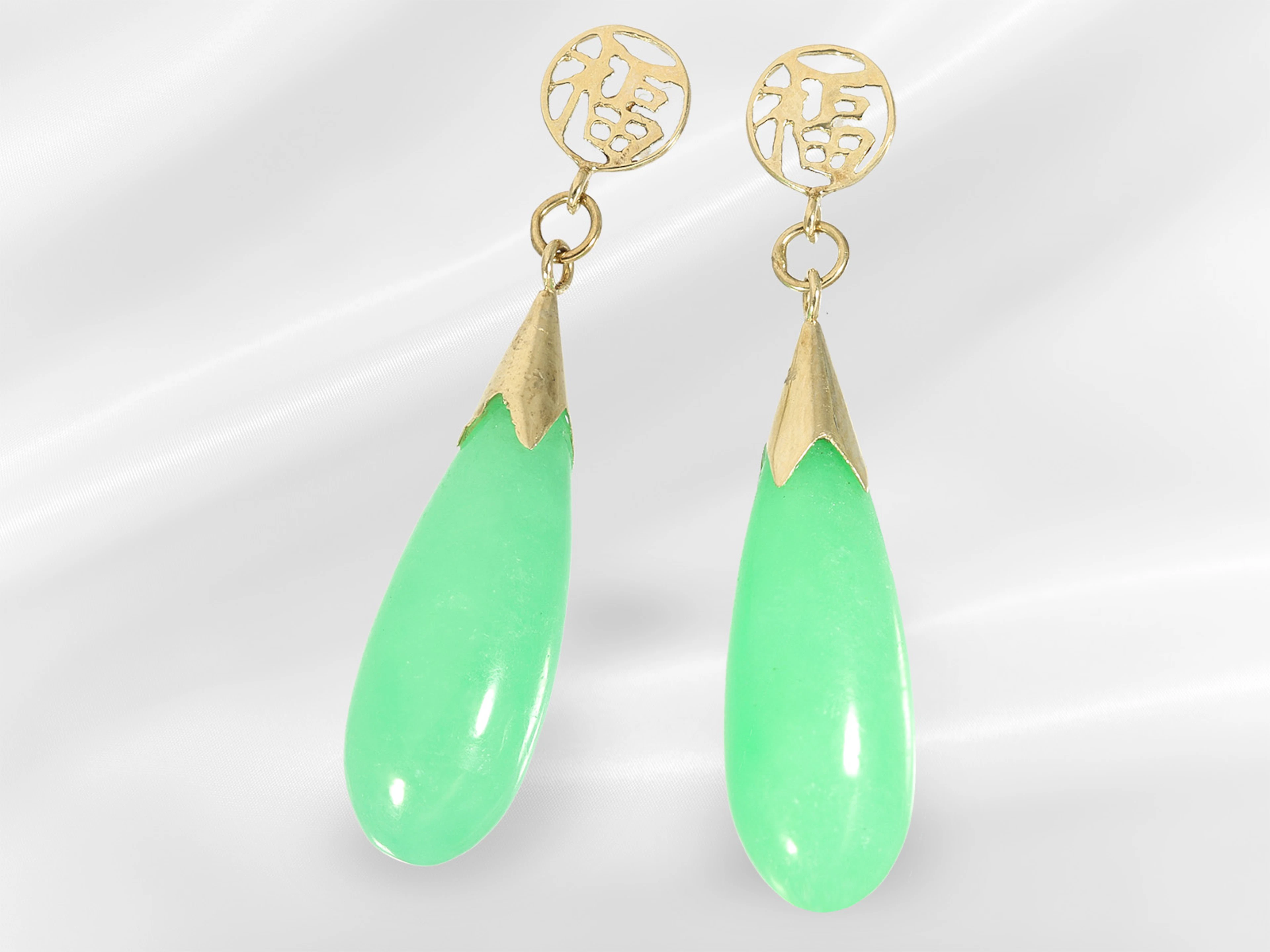 Earrings: delicate teardrop stud earrings with jade, ca. 15.8 ct