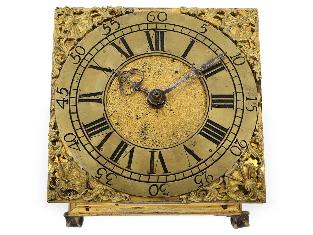 Table clock: early horizontal table clock with self-striking mechanism