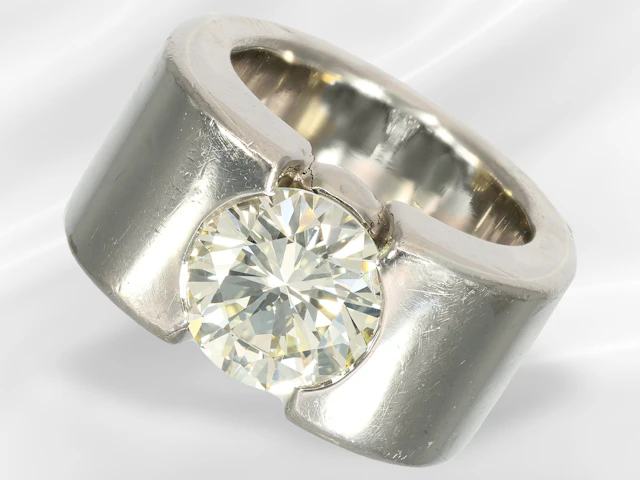 Ring: extremely heavy brilliant-cut diamond solitaire ring, handcrafted