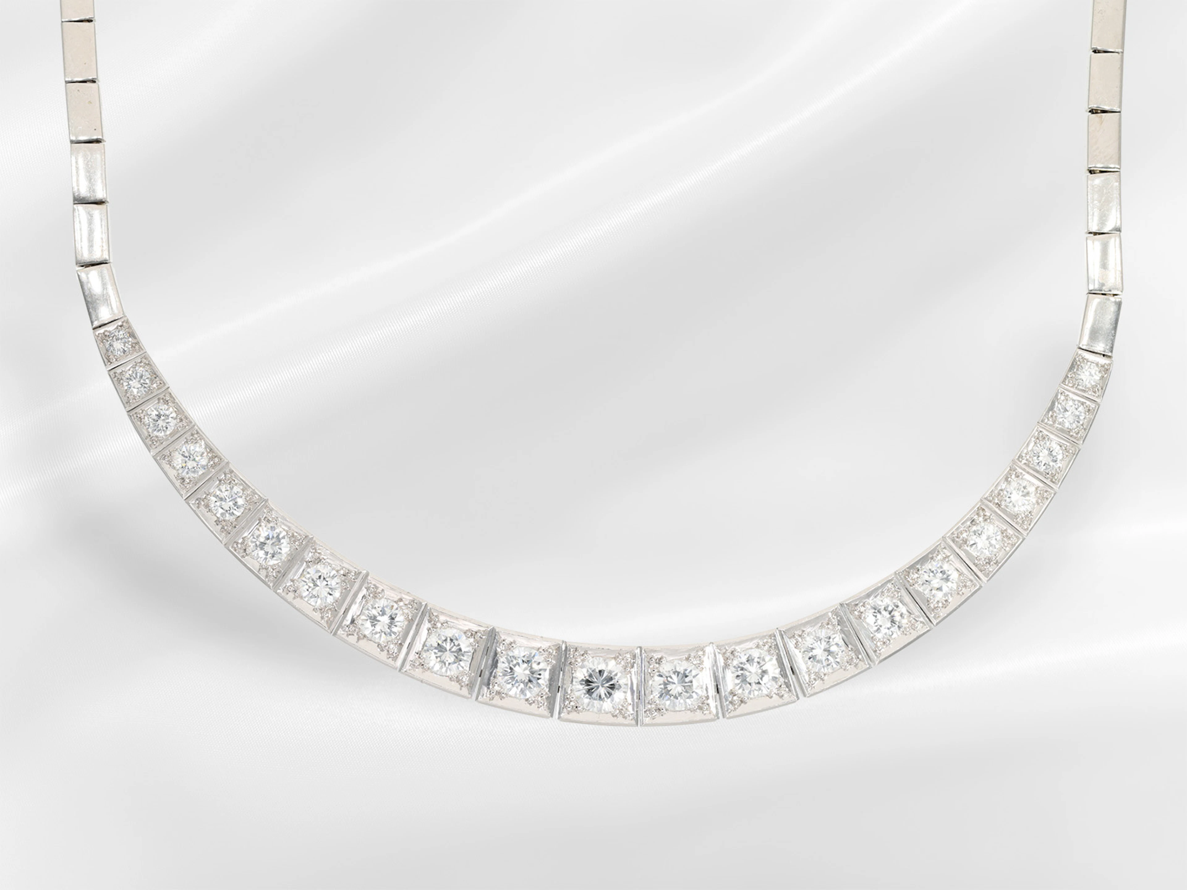 Necklace: high-quality vintage white gold necklace with a central