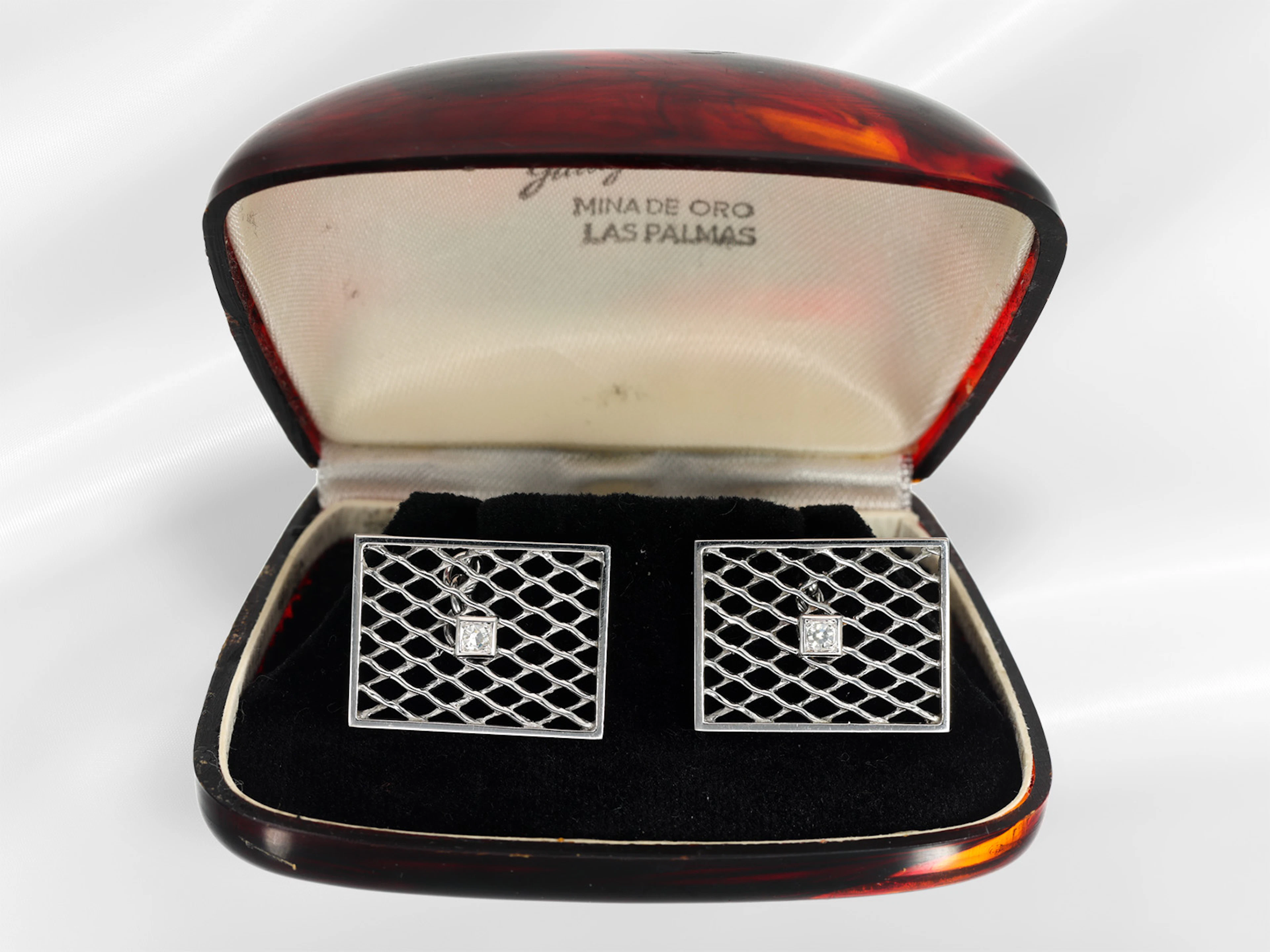 Cufflinks: exquisite goldsmith's work with diamonds, 18K white gold