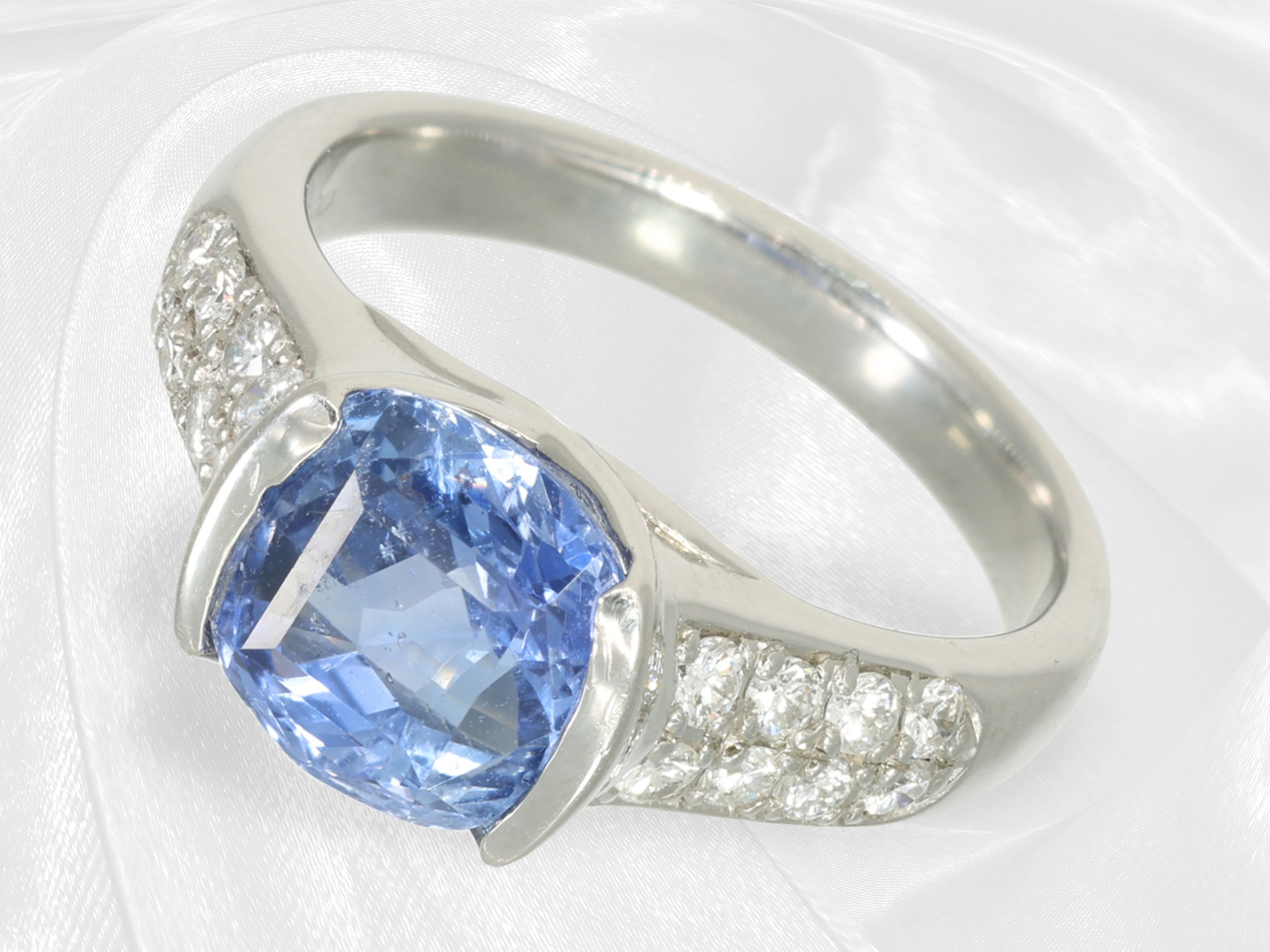 Ring: very high-quality platinum ring with a ‘NO HEAT’ Ceylon sapphire
