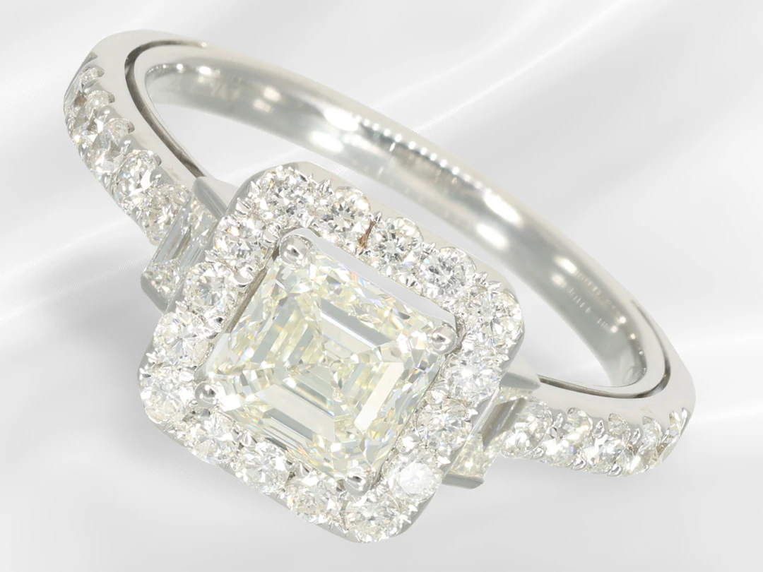 Ring: an as good as new, beautiful, brilliant-cut diamond-set goldsmith's