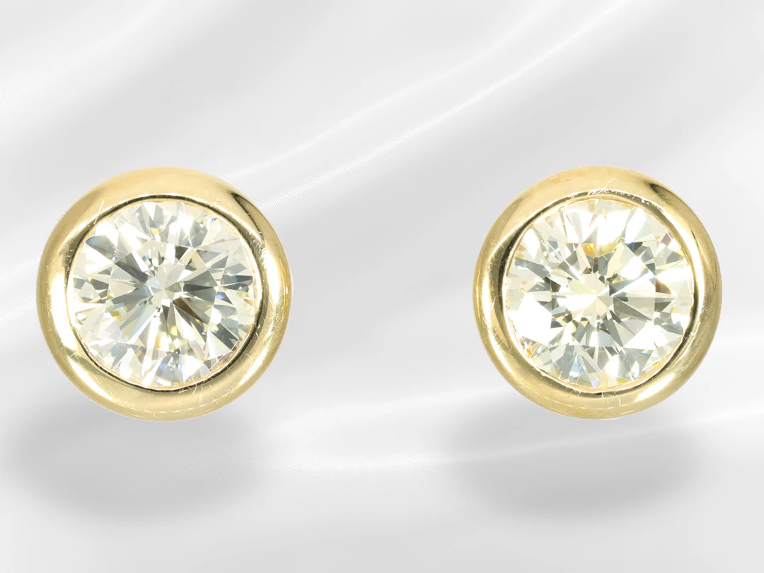 Earrings: high-quality solitaire brilliant-cut diamond stud earrings