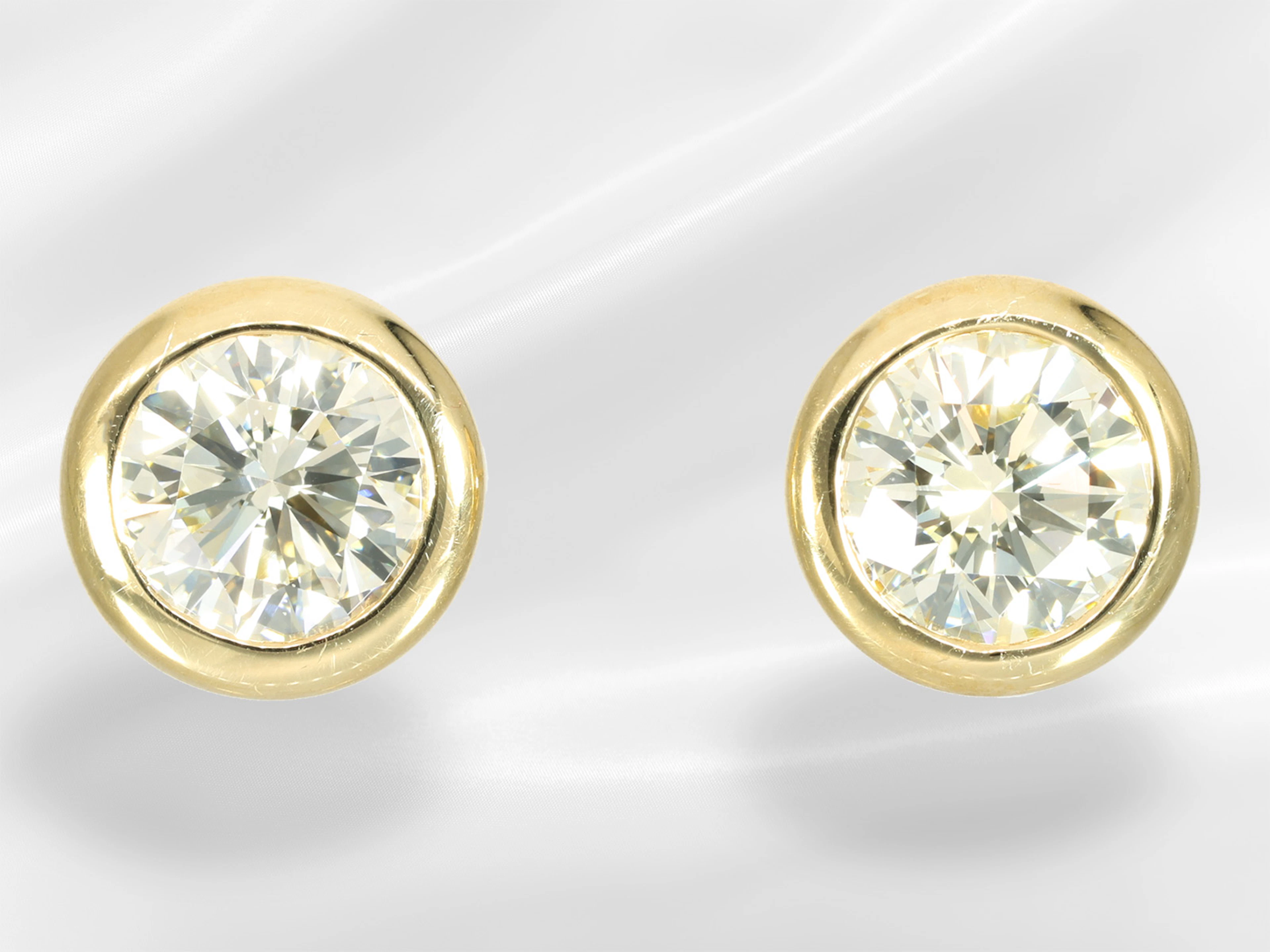 Earrings: high-quality solitaire brilliant-cut diamond stud earrings