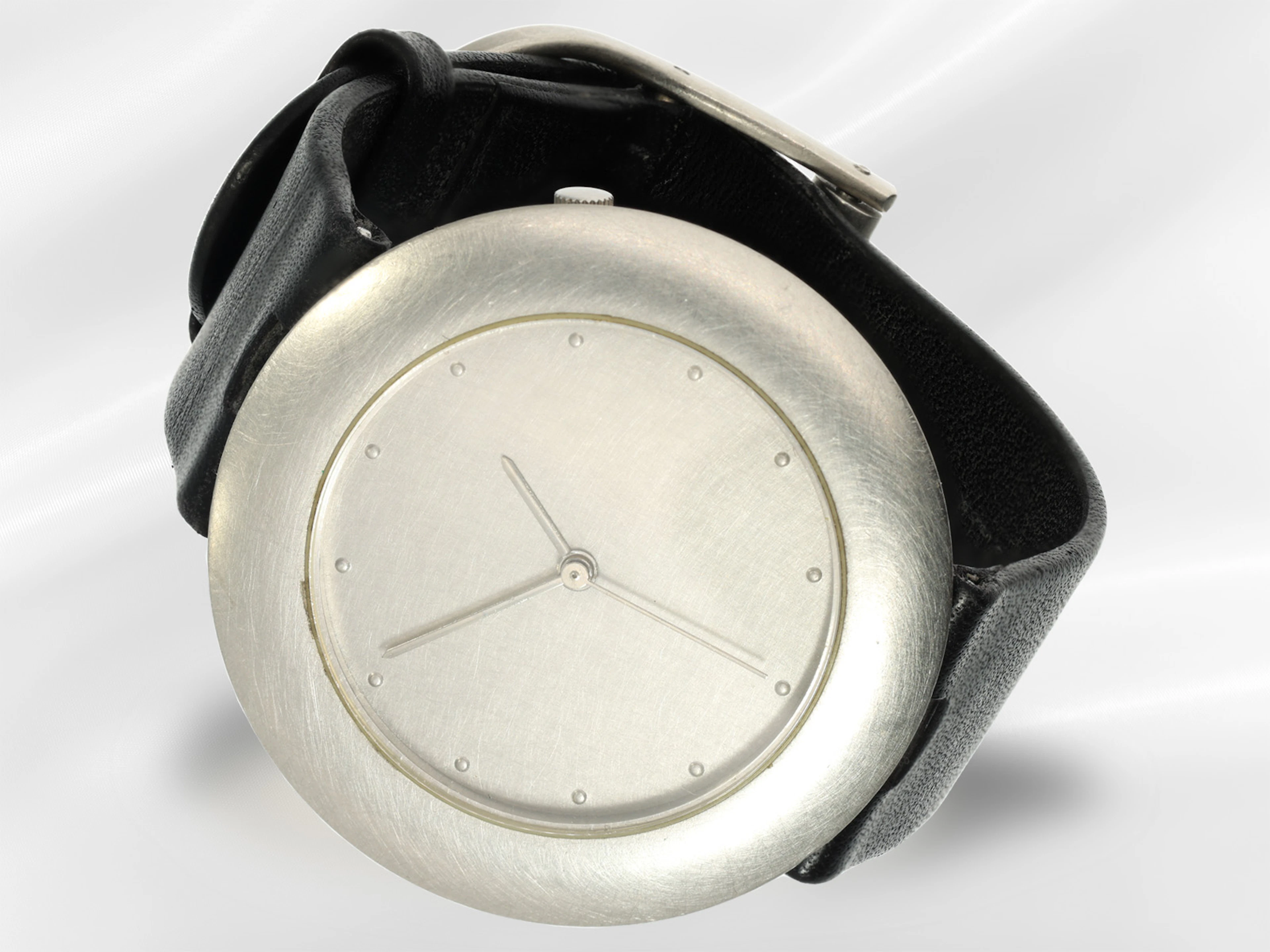 Very high-quality and substantial platinum designer wristwatch from