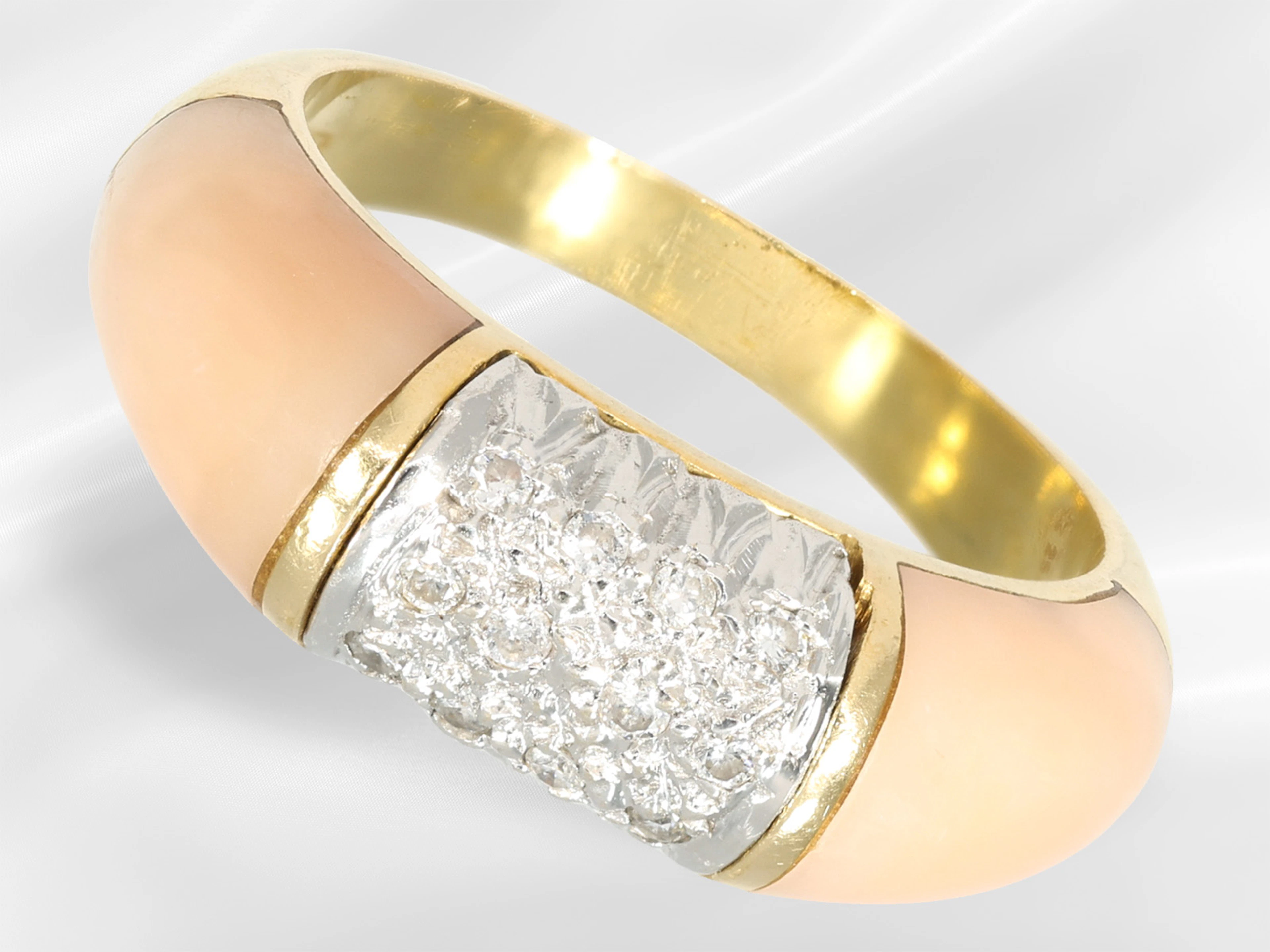 Ring: vintage gold ring with coral, so-called ‘angel’s coral’ and