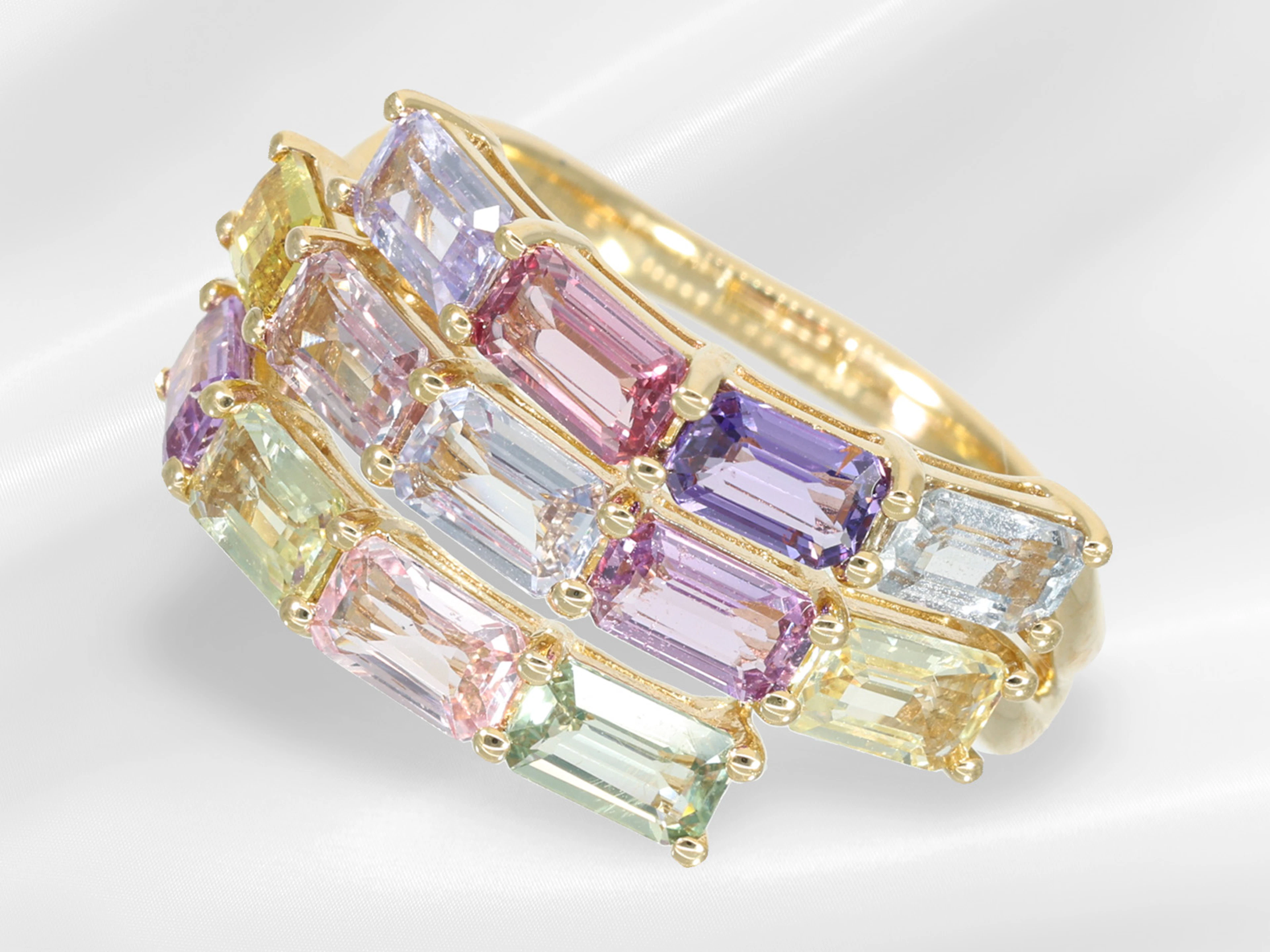 Ring: attractive, as good as new goldsmith's ring with sapphires of