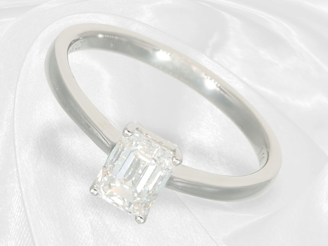 Ring: very fine solitaire diamond ring, 1ct emerald-cut diamond of