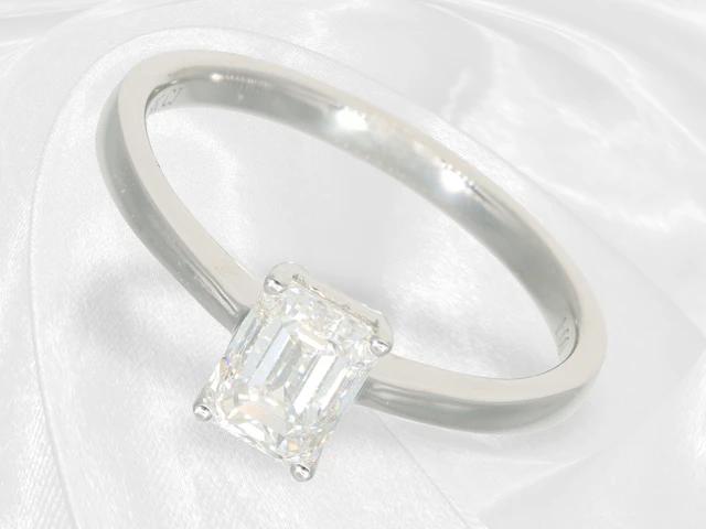 Ring: very fine solitaire diamond ring, 1ct emerald-cut diamond of