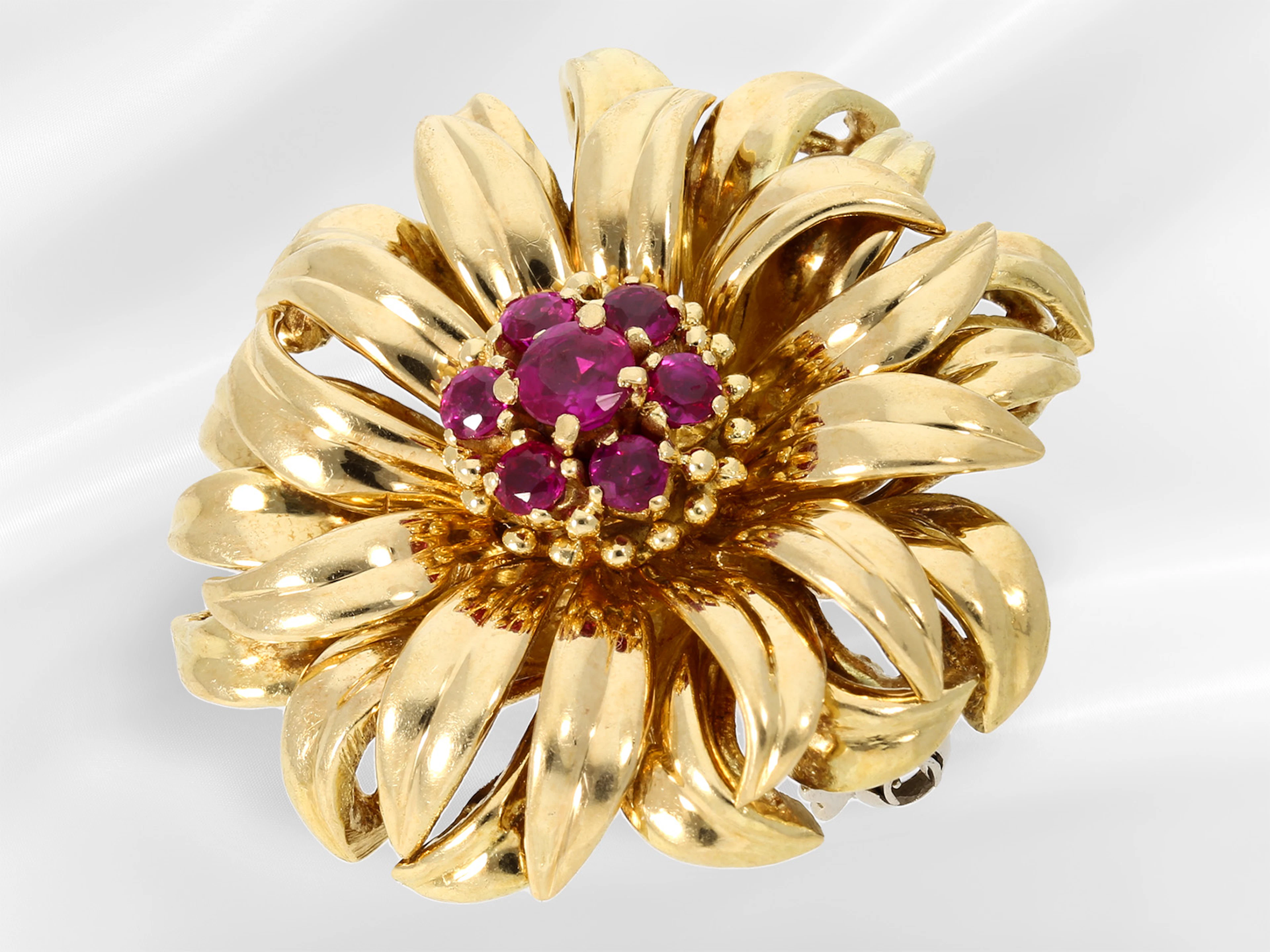 Brooch/pin: solid vintage goldsmith's work set with rubies