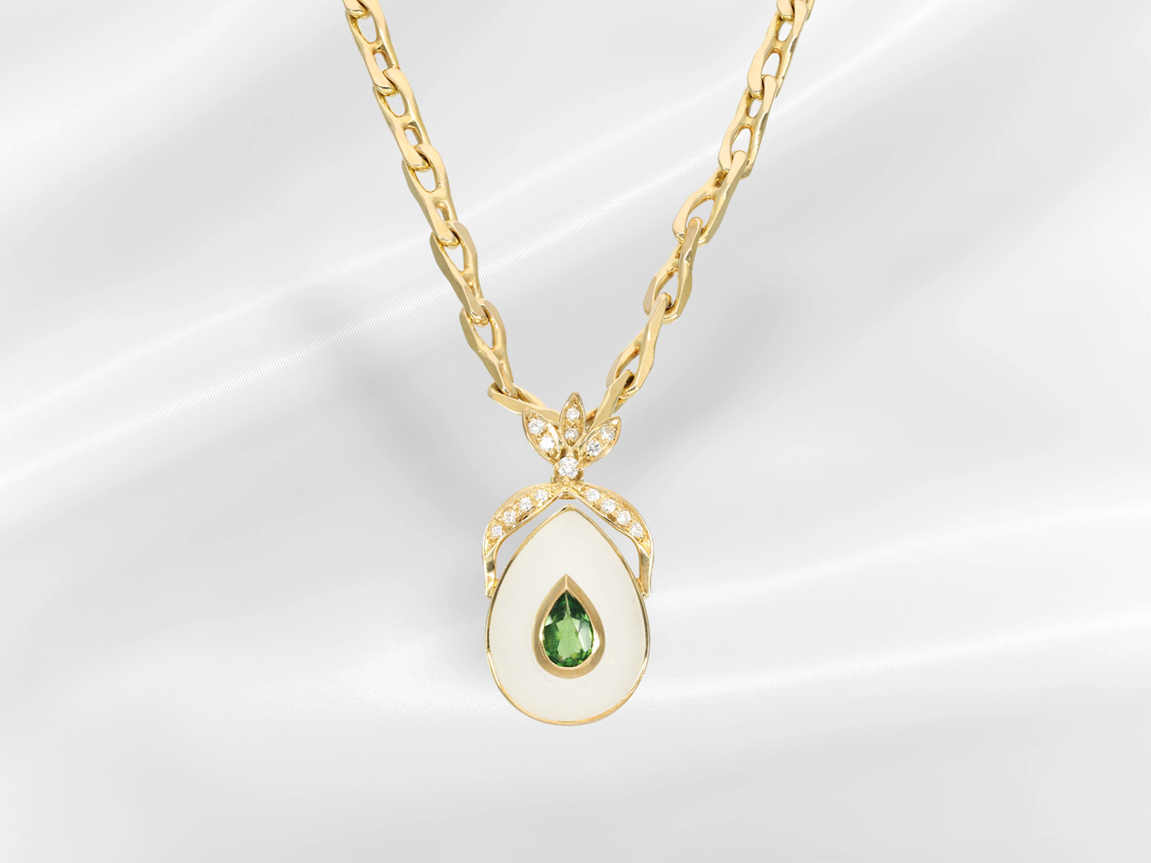 Necklace/pendant: vintage gold necklace with decorative brilliant-cut