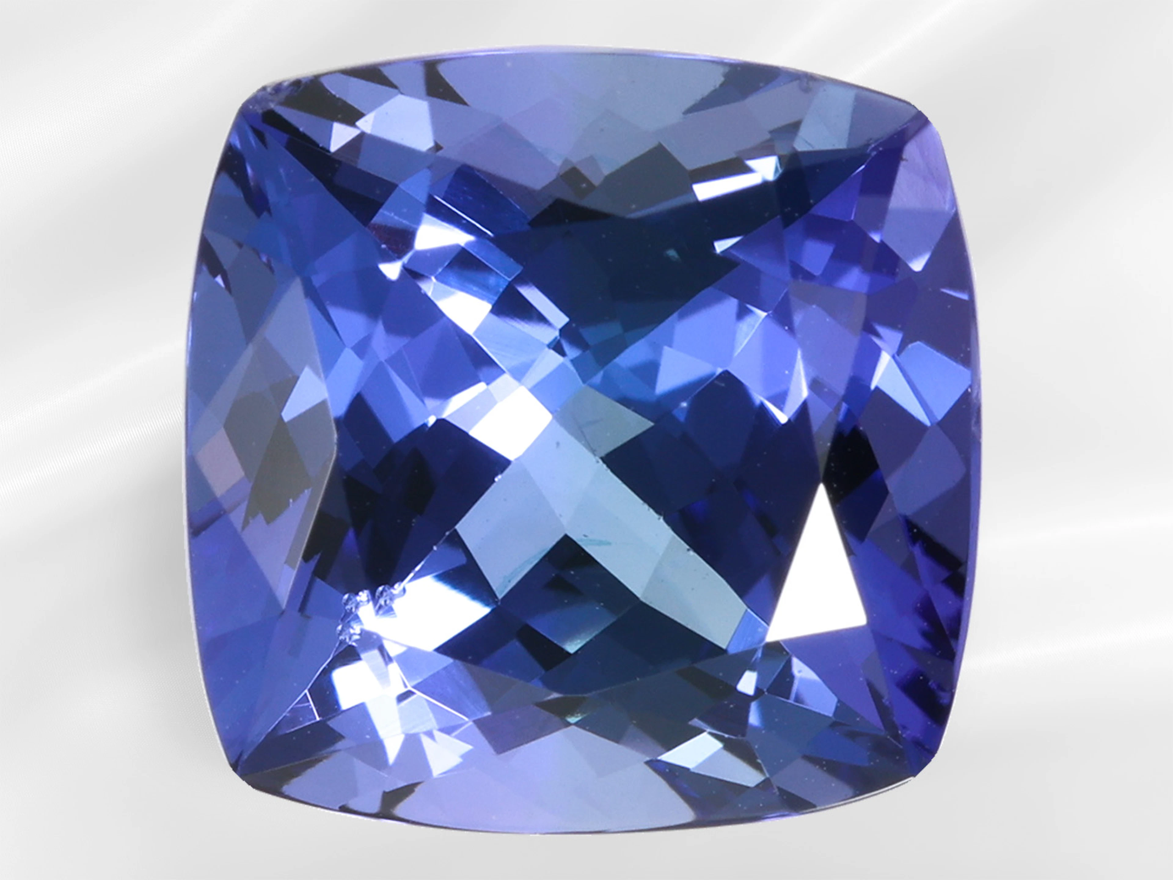 Tanzanite: natural, very beautiful loose cushion-cut tanzanite, ca.