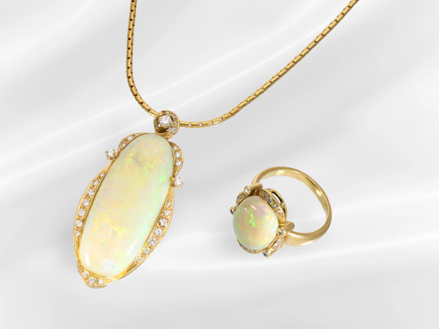 Ring/necklace: Necklace featuring a beautiful opal and brilliant-cut