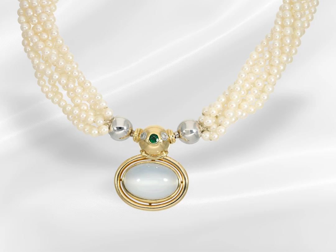Necklace: multi-strand cultured pearl necklace with a beautiful coloured