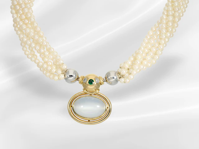 Necklace: multi-strand cultured pearl necklace with a beautiful coloured