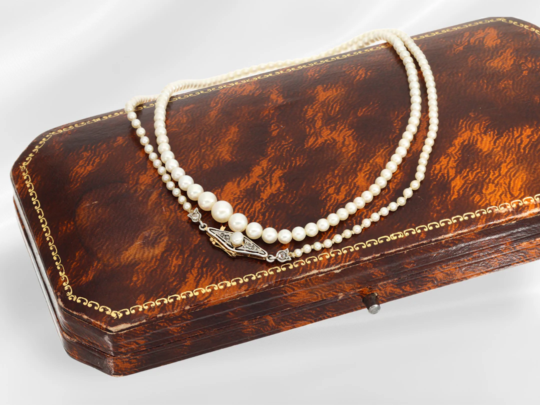 A very beautiful, delicate antique pearl necklace, 18K diamond clasp