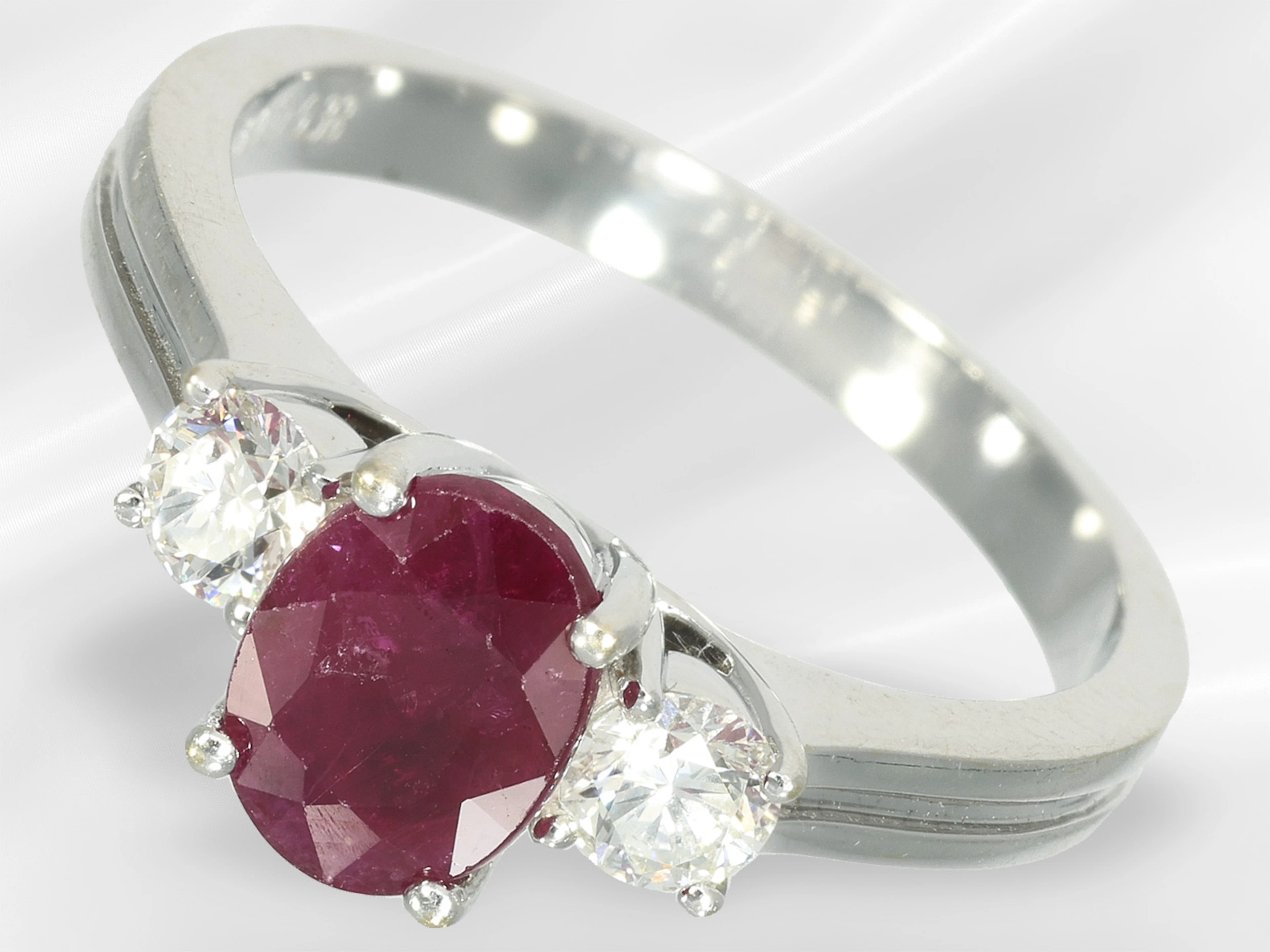 Ring: high-quality vintage ruby and brilliant-cut diamond goldsmith's ring
