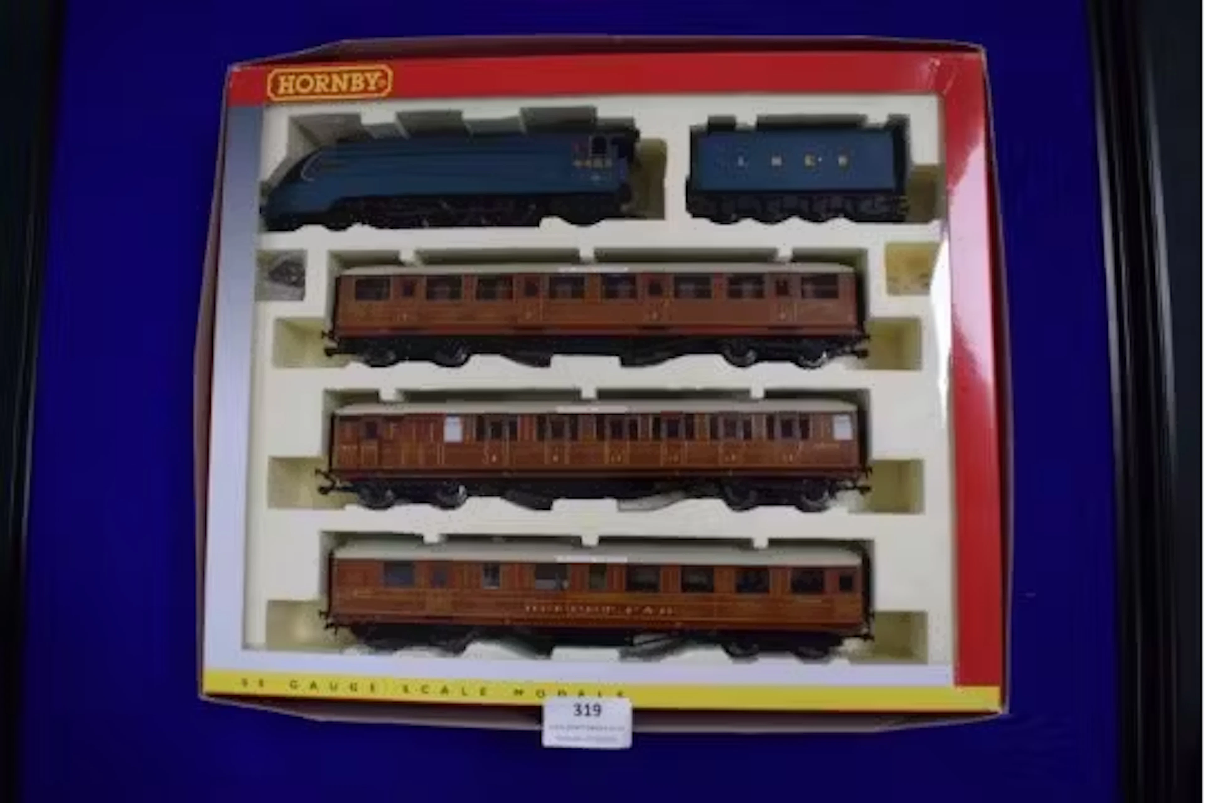 Hornby OO Gauge Scale Model Train Set LNER Kingfisher Loco, and Flying