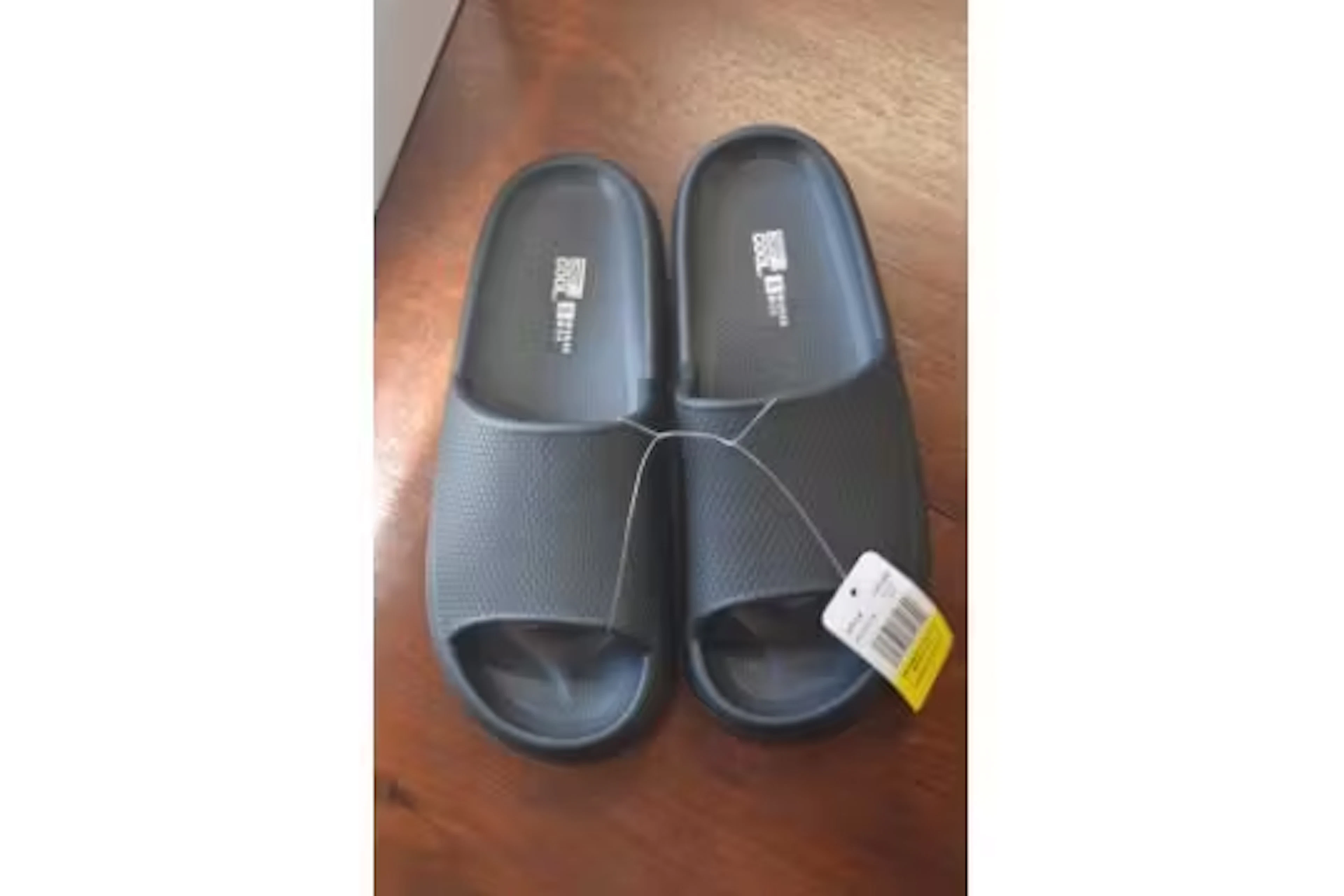 *32 Degrees Cool Black Cushion Slides Size: S
