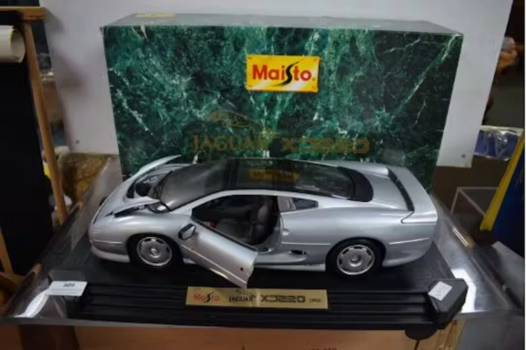 Maisto Jaguar XJ220 1992 1:12 Scale Diecast Model with Stand and Packaging