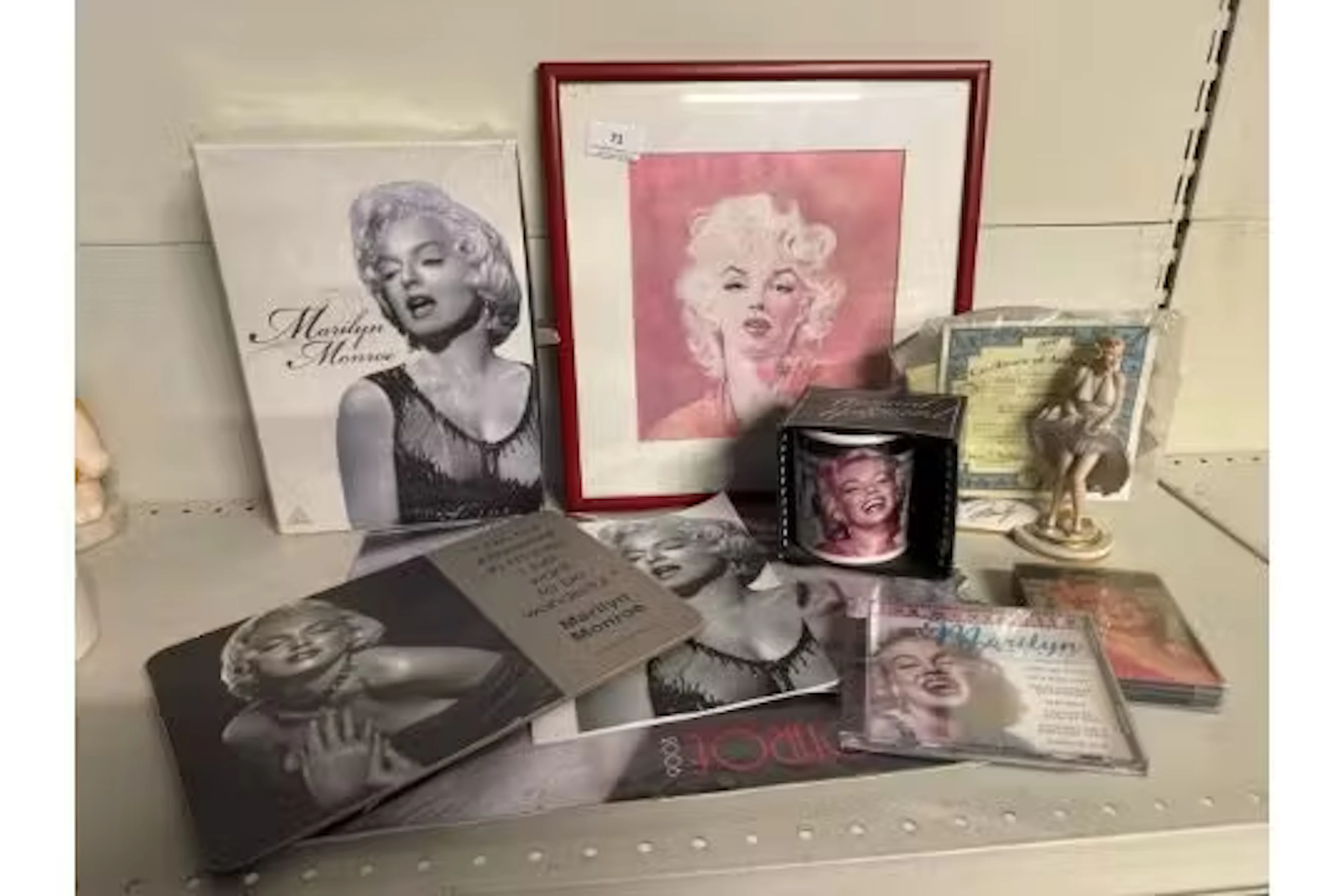 Quantity of Marilyn Monroe items, including picture, calendar, mug