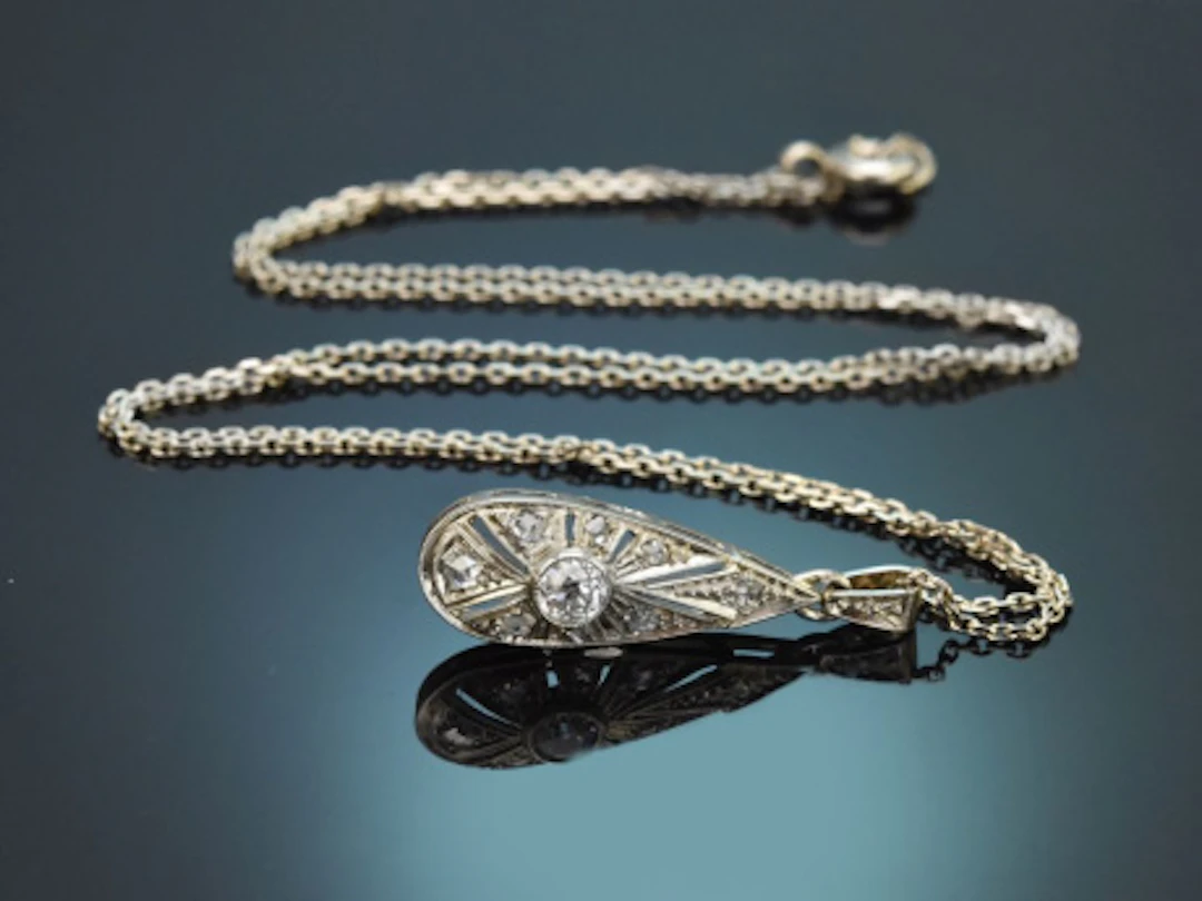 Wien um 1918! Art Deco Diamant Anhänger mit Kette aus Weißgold 585
