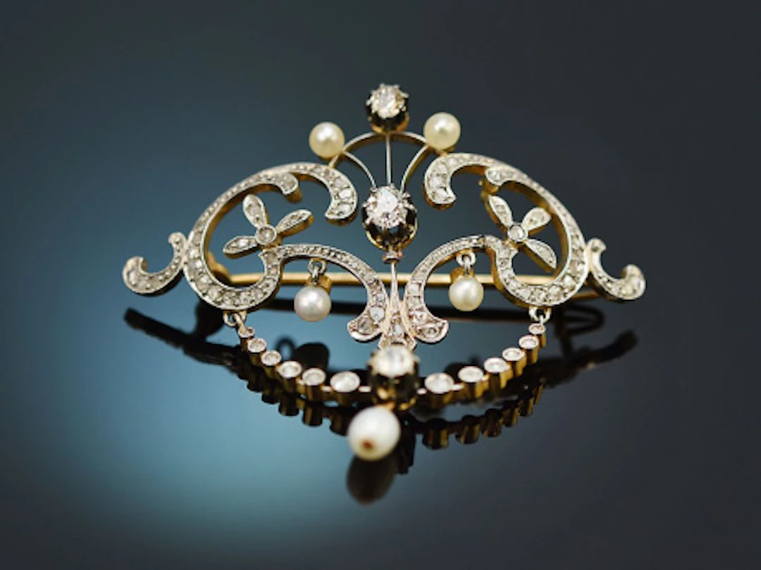 Um 1910! Belle Epoque Brosche mit Diamanten und Orient Perlen Gold