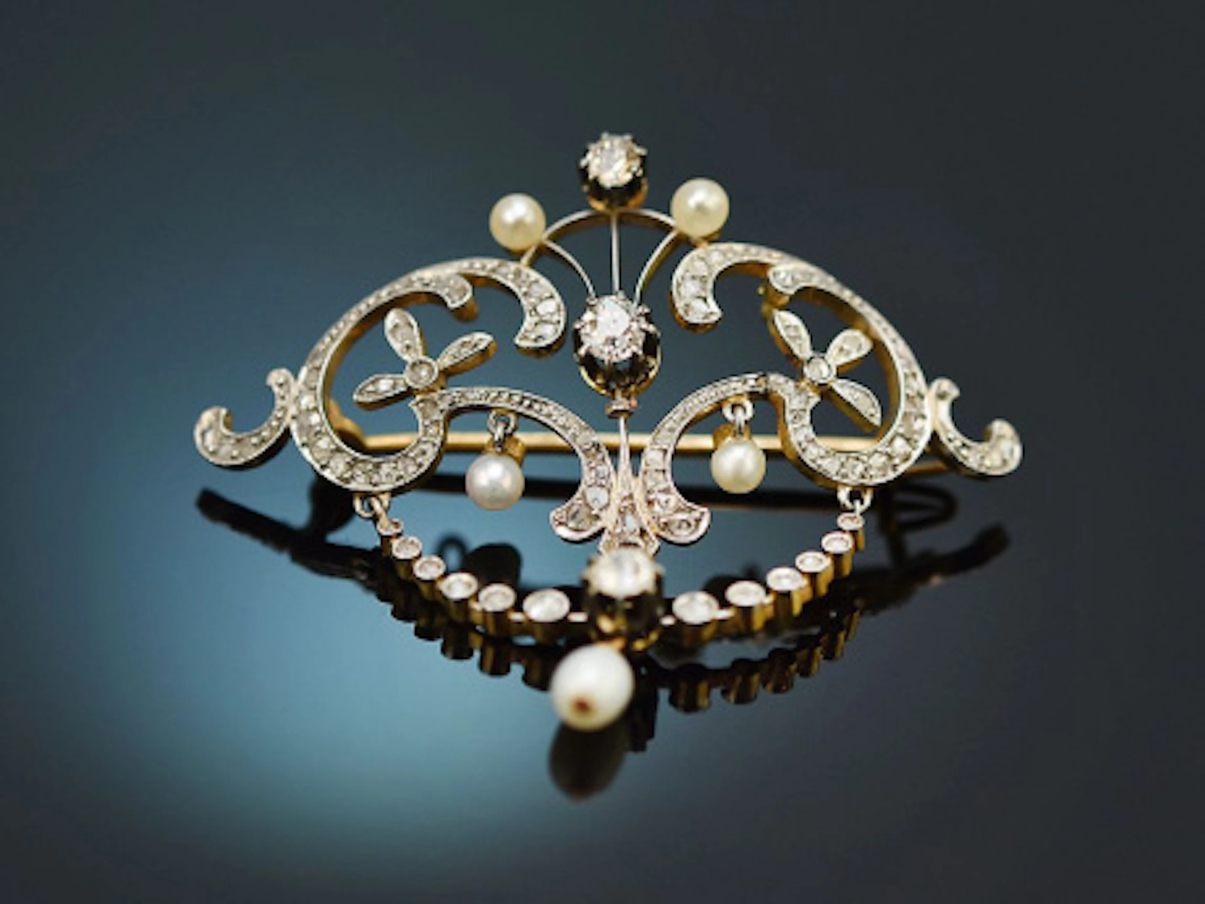 Um 1910! Belle Epoque Brosche mit Diamanten und Orient Perlen Gold