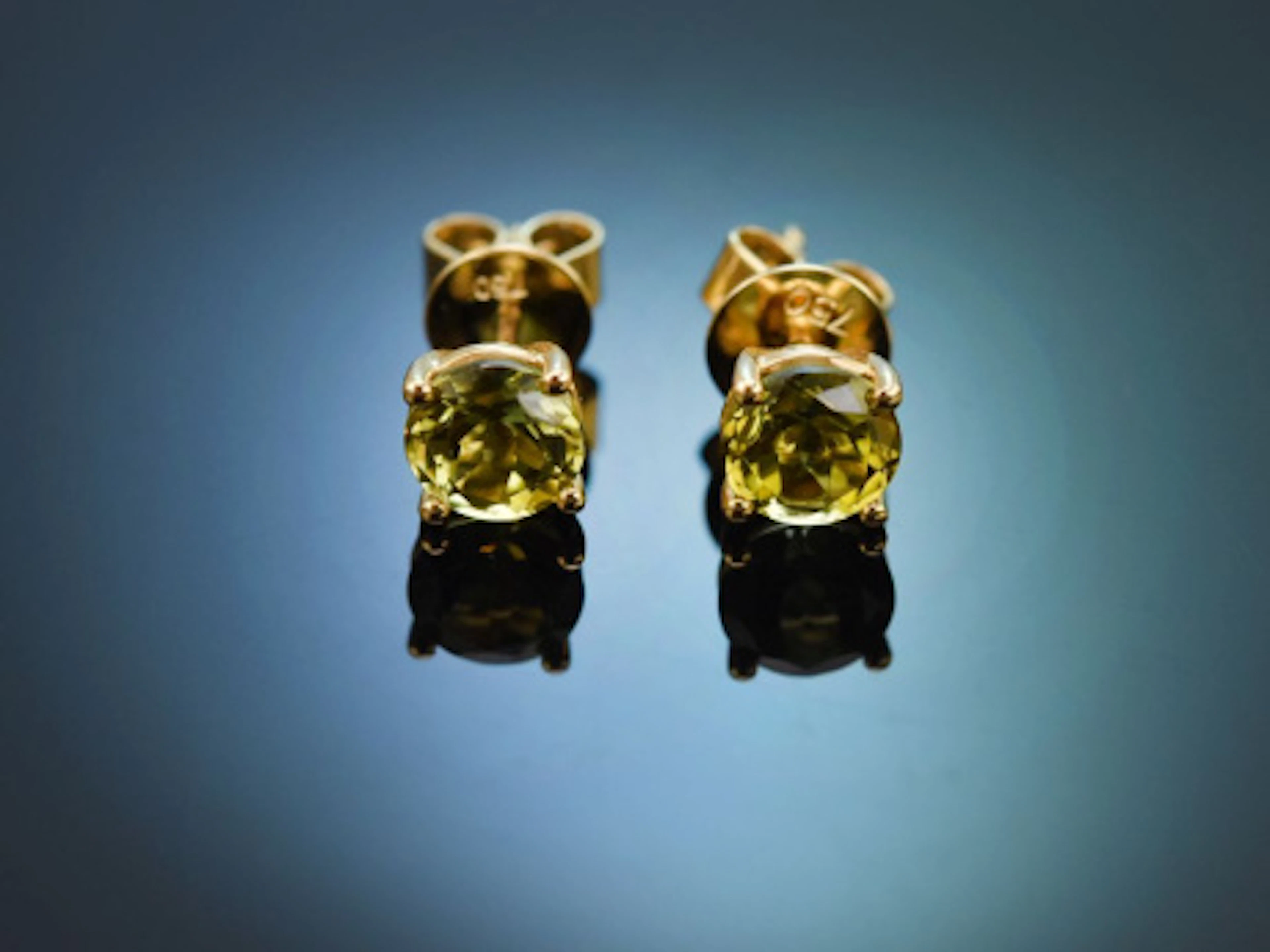 Klassische Ohrringe mit grünen Turmalinen aus Gold 750