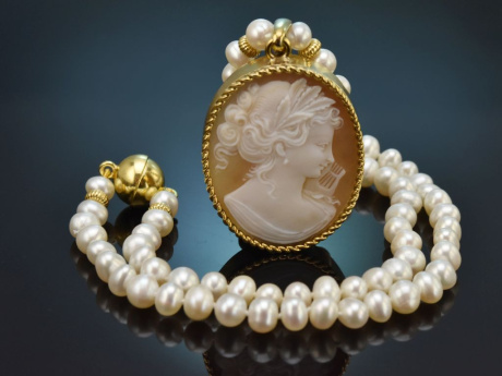 Um 1980! Schönes Zuchtperlen Collier mit Kamee Anhänger aus vergoldetem Silber