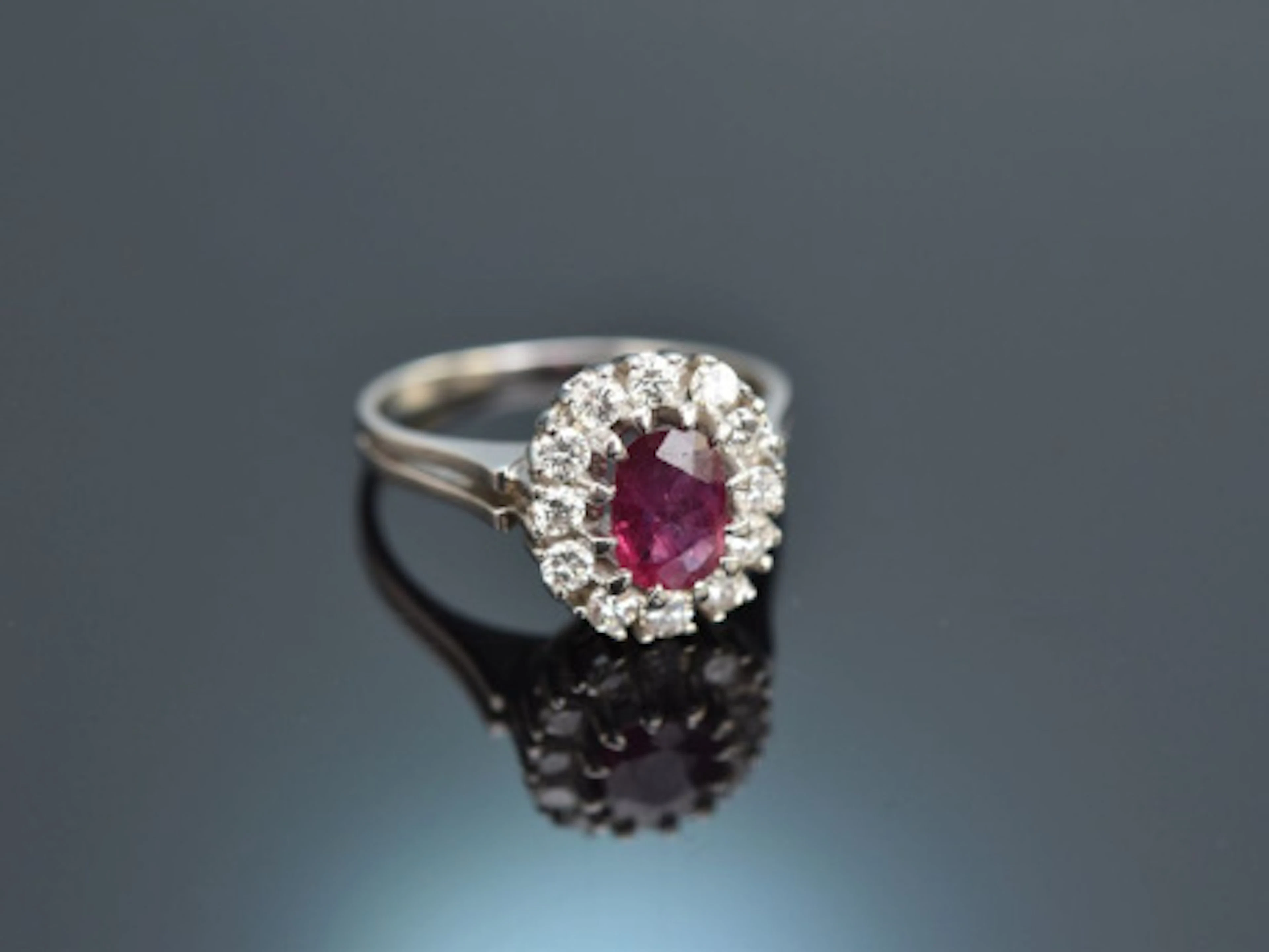 Um 1980! Eleganter Rubin Brillant Ring Weiß Gold 585
