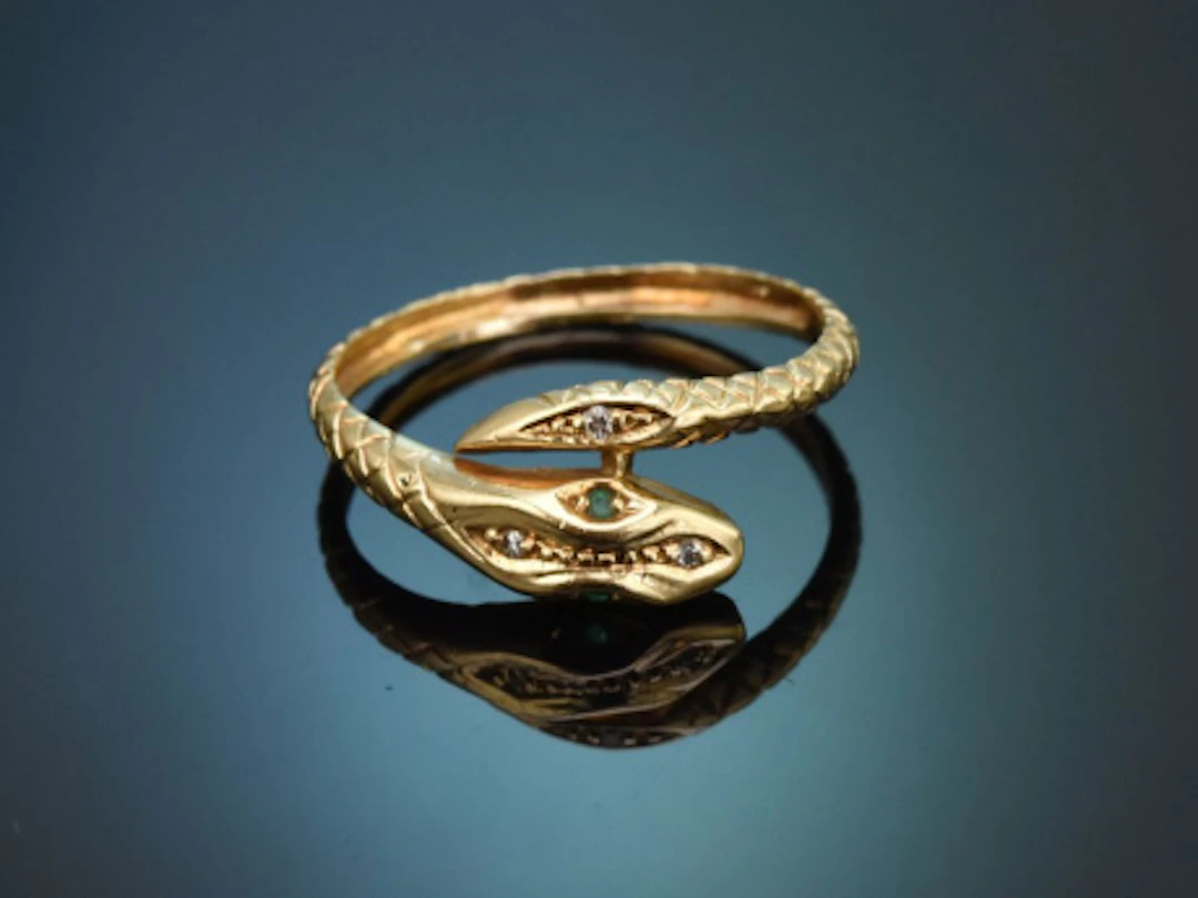 Um 1980! Zarter Schlangenring mit Diamanten und Smaragden aus Gold 585
