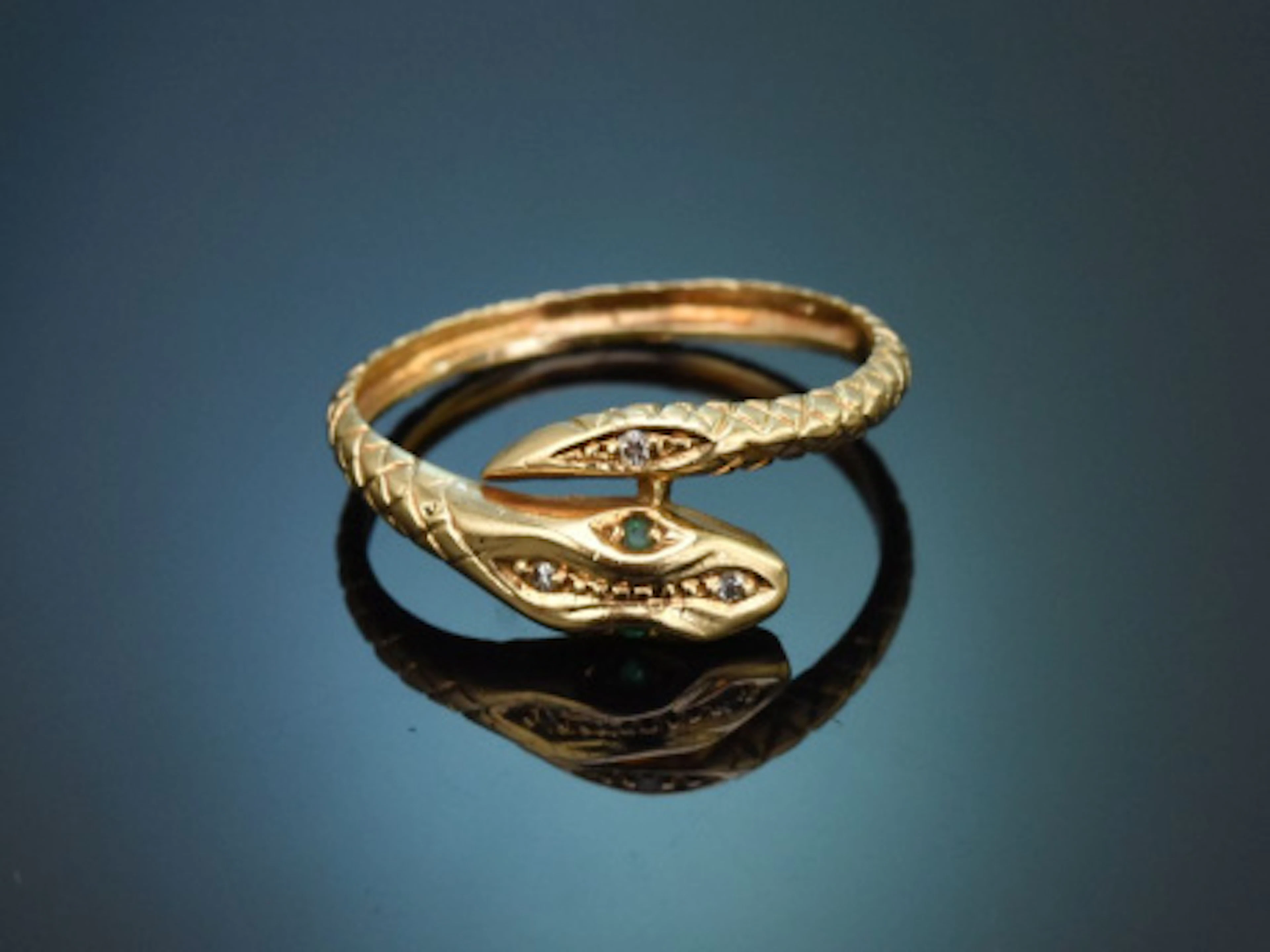 Um 1980! Zarter Schlangenring mit Diamanten und Smaragden aus Gold 585