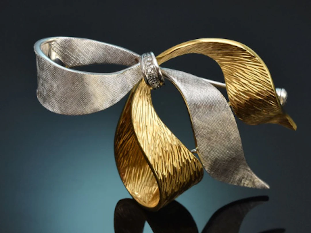 Um 1965! Große Schleifen Brosche mit Diamanten von Louis Fiessler aus Gold 750