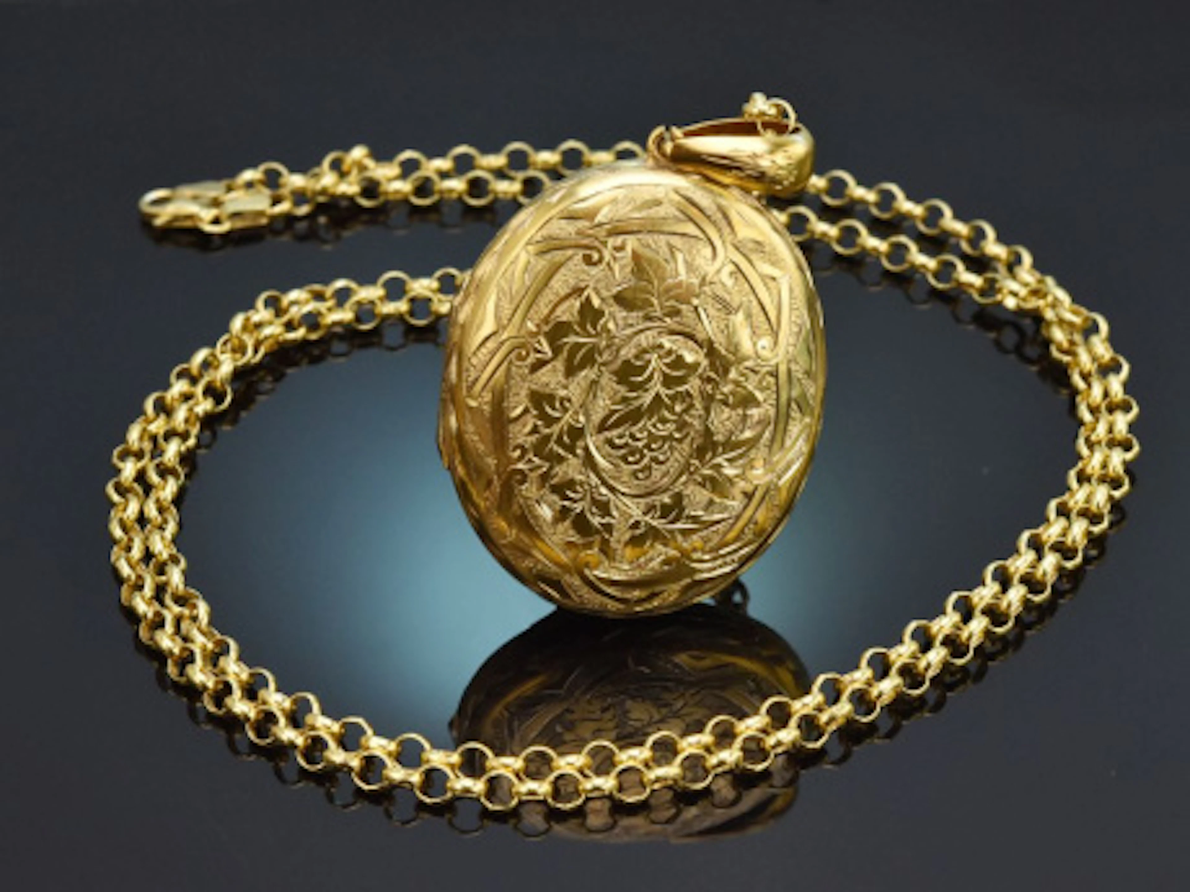 England um 1910! Großer vergoldeter Medaillonanhänger mit langer Silber Kette
