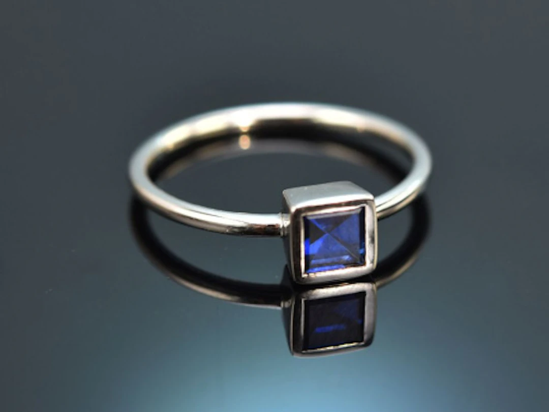 Schlichter Ring mit einem Saphir Weiß Gold 750